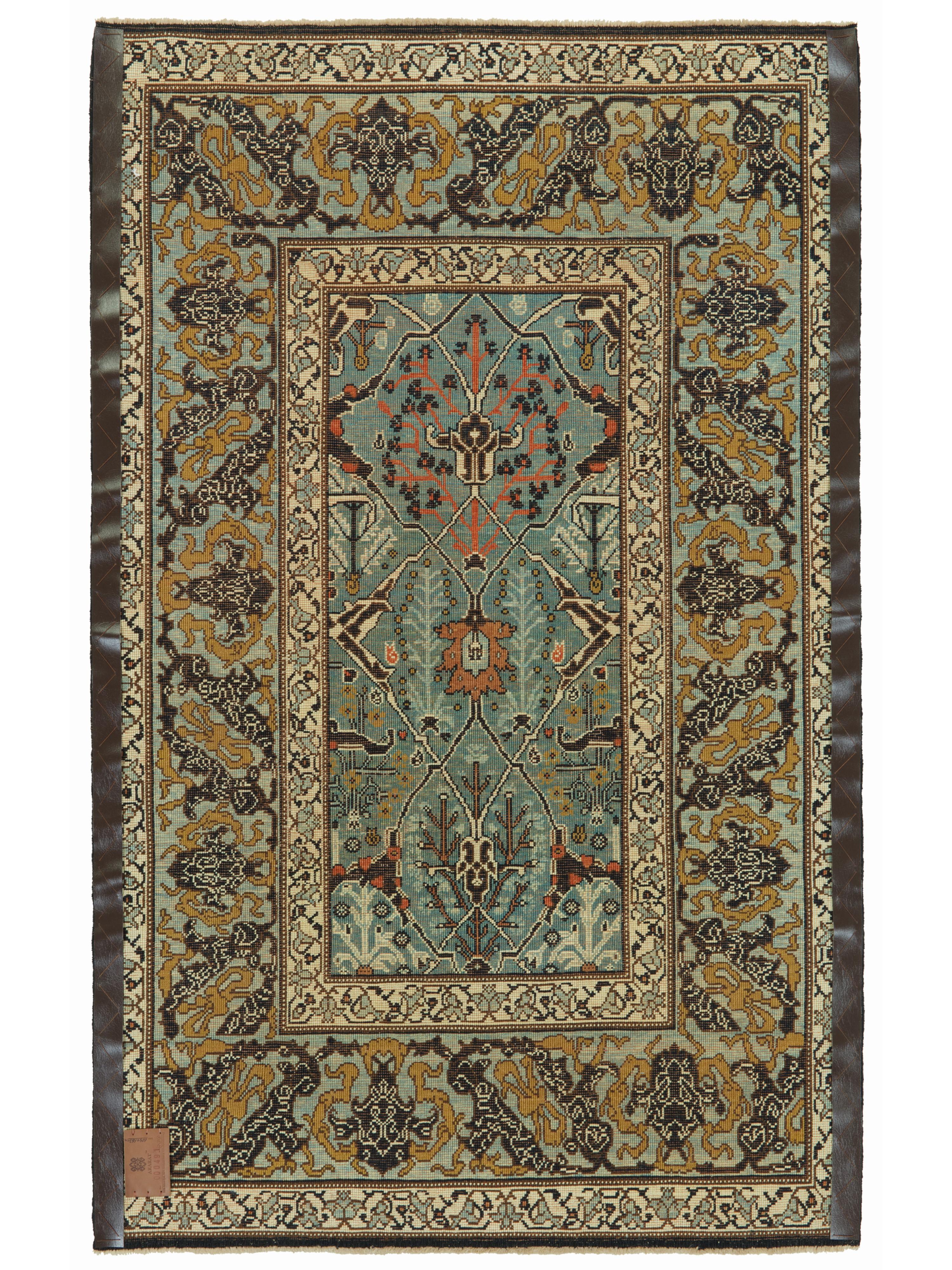 Die Designquelle des Teppichs stammt aus dem Buch Islamic Carpets, Joseph V. McMullan, Near Eastern Art Research Center Inc. 1965, New York, Nr. 22. Dies ist ein System von Teppichen mit Arabeskenmuster aus dem 19. Jahrhundert aus der Region Gerous