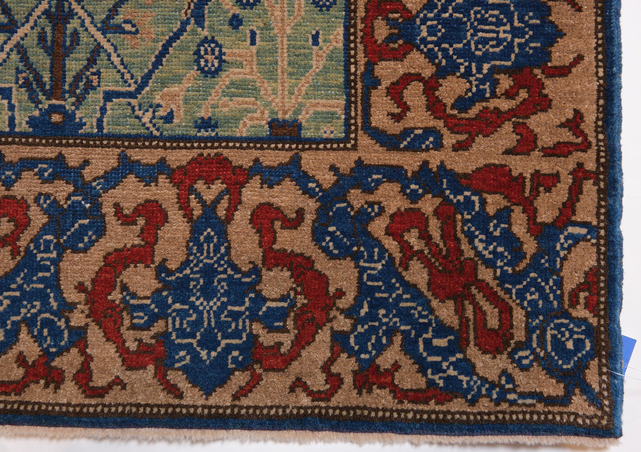 Ararat-Teppich Gerous Arabesque, antiker Teppich im persischen Revival-Stil, natürlich gefärbt (Türkisch) im Angebot
