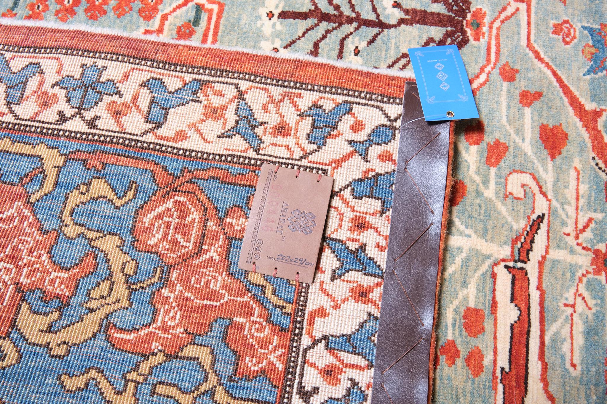 Ararat-Teppich Gerous Arabesque - Antiker Teppich im persischen Revival-Stil - Naturfarben (Pflanzlich gefärbt) im Angebot