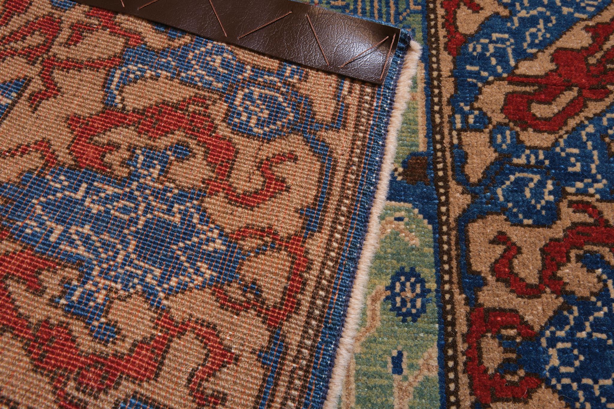 Ararat-Teppich Gerous Arabesque, antiker Teppich im persischen Revival-Stil, natürlich gefärbt (Pflanzlich gefärbt) im Angebot