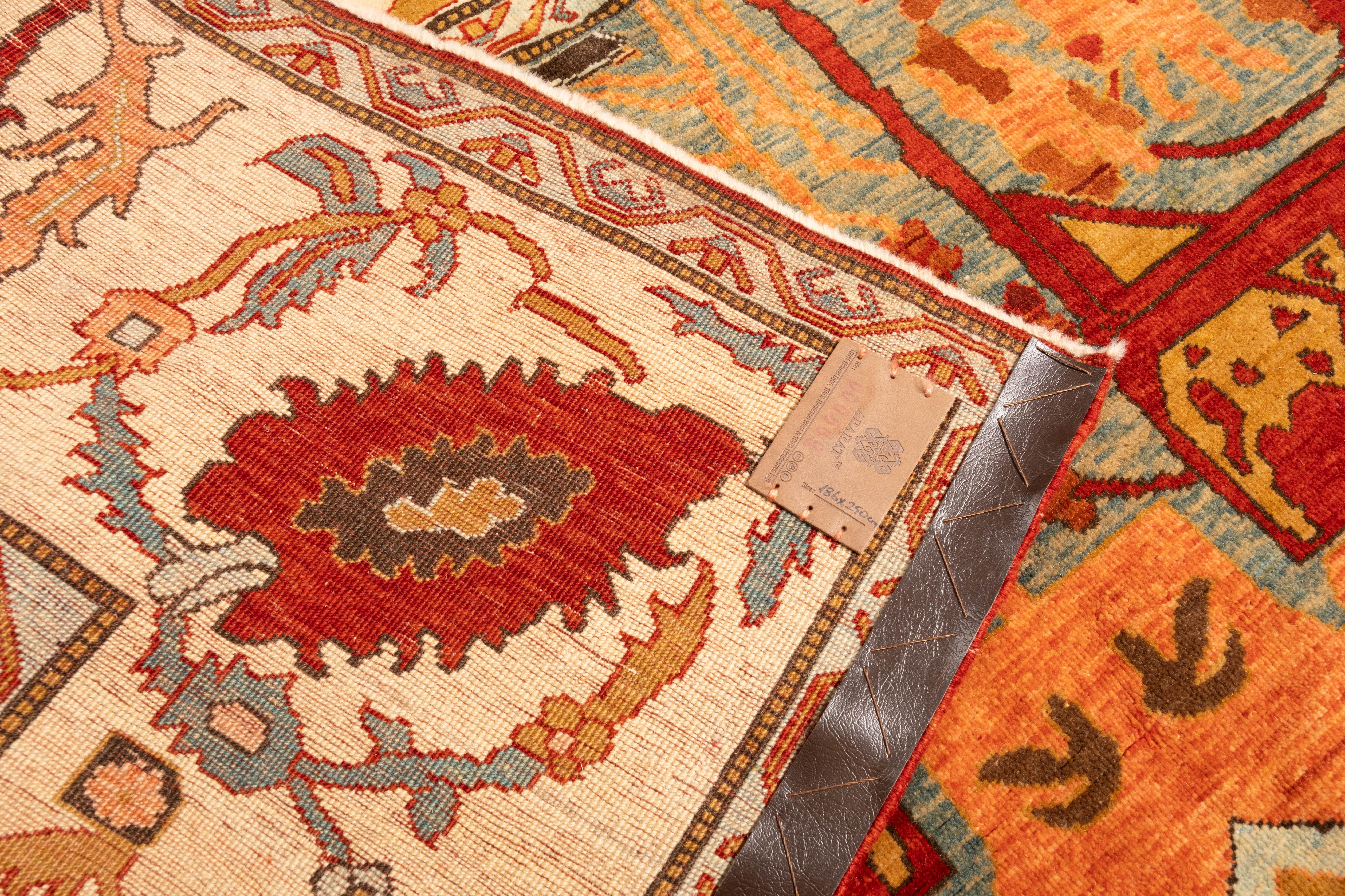 Ararat-Teppich Gerous Arabesque, antiker Teppich im persischen Revival-Stil, natürlich gefärbt (Handgeknüpft) im Angebot