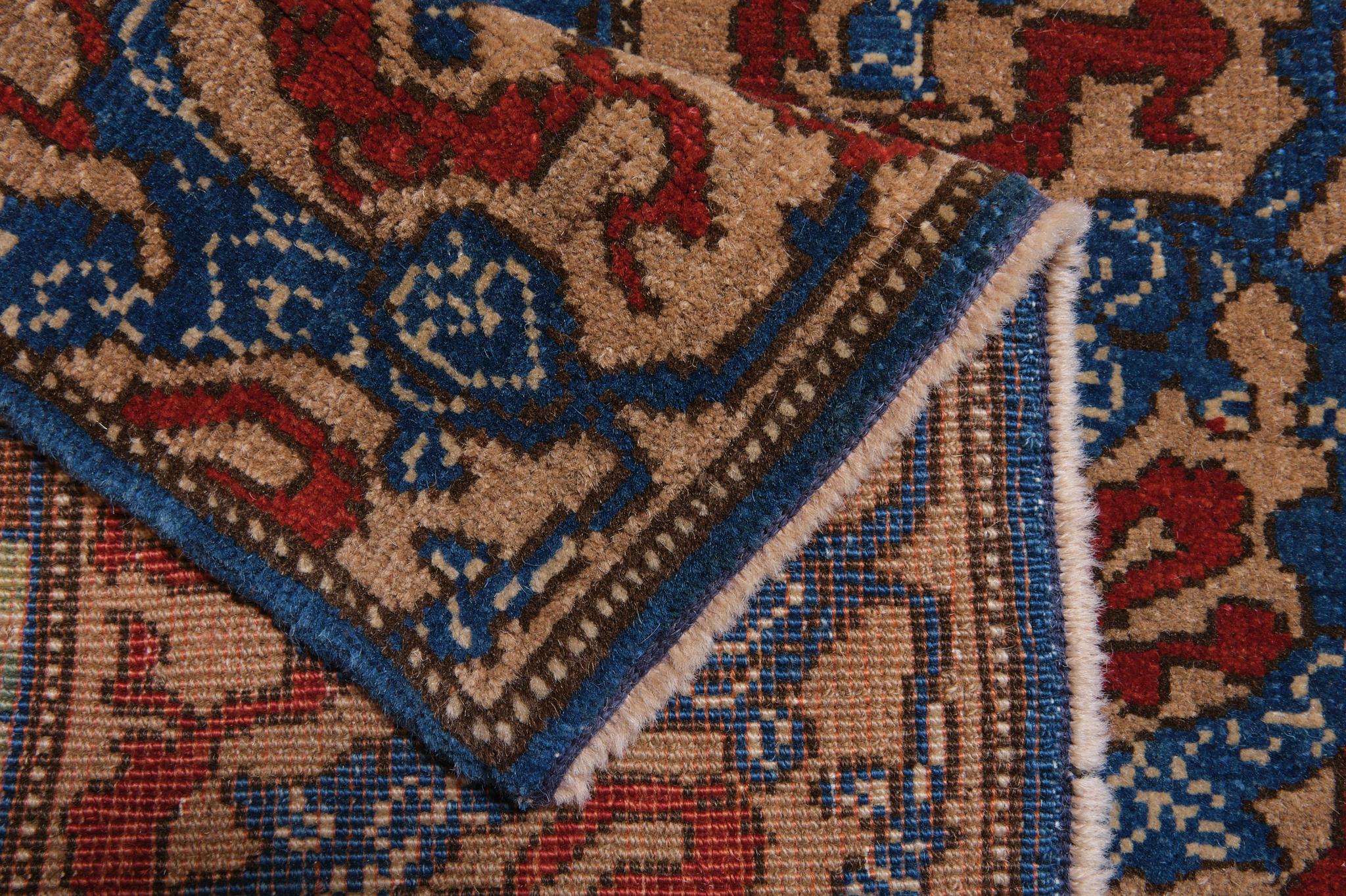 Ararat-Teppich Gerous Arabesque, antiker Teppich im persischen Revival-Stil, natürlich gefärbt im Zustand „Neu“ im Angebot in Tokyo, JP