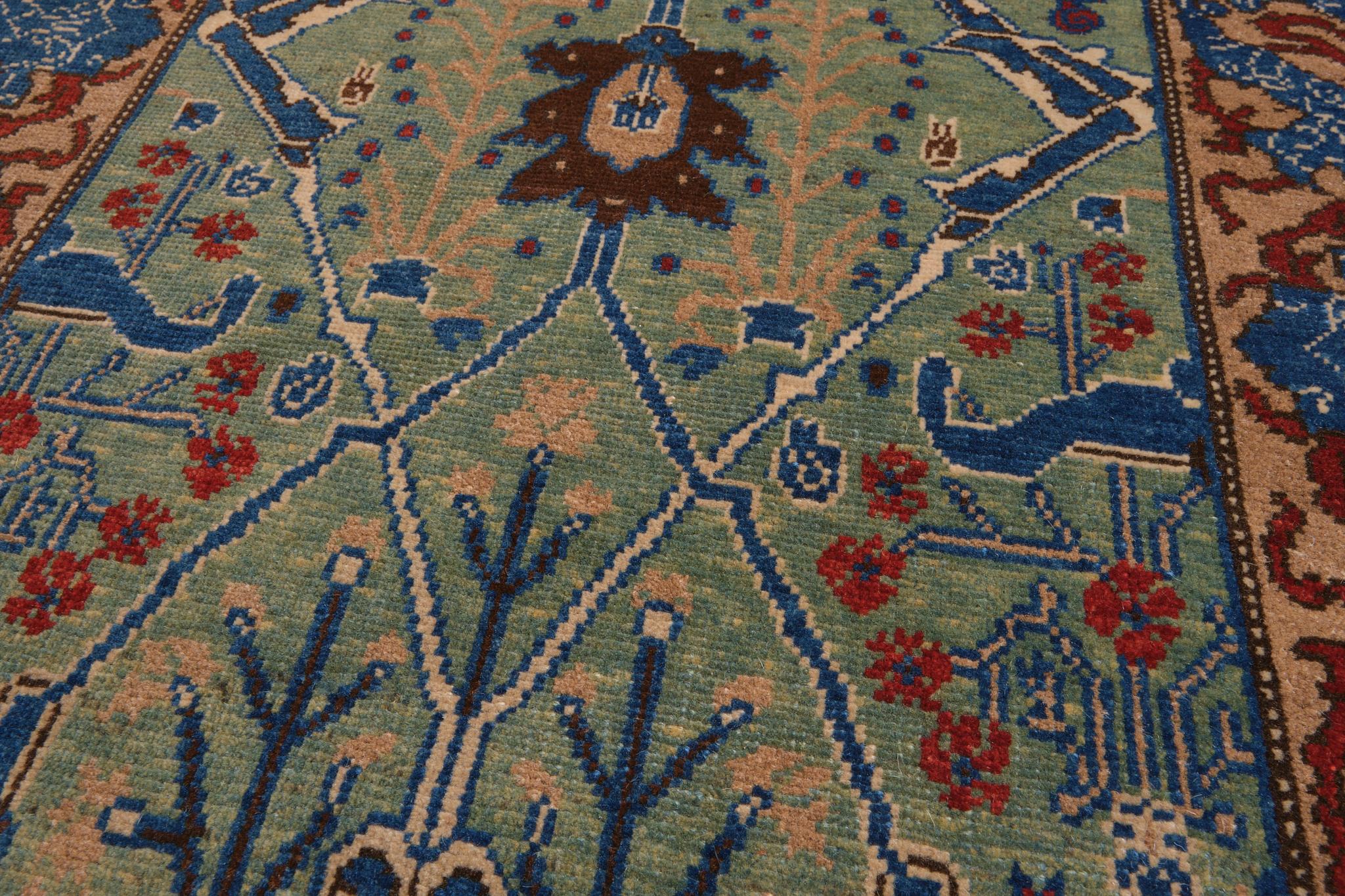 Ararat-Teppich Gerous Arabesque, antiker Teppich im persischen Revival-Stil, natürlich gefärbt (21. Jahrhundert und zeitgenössisch) im Angebot