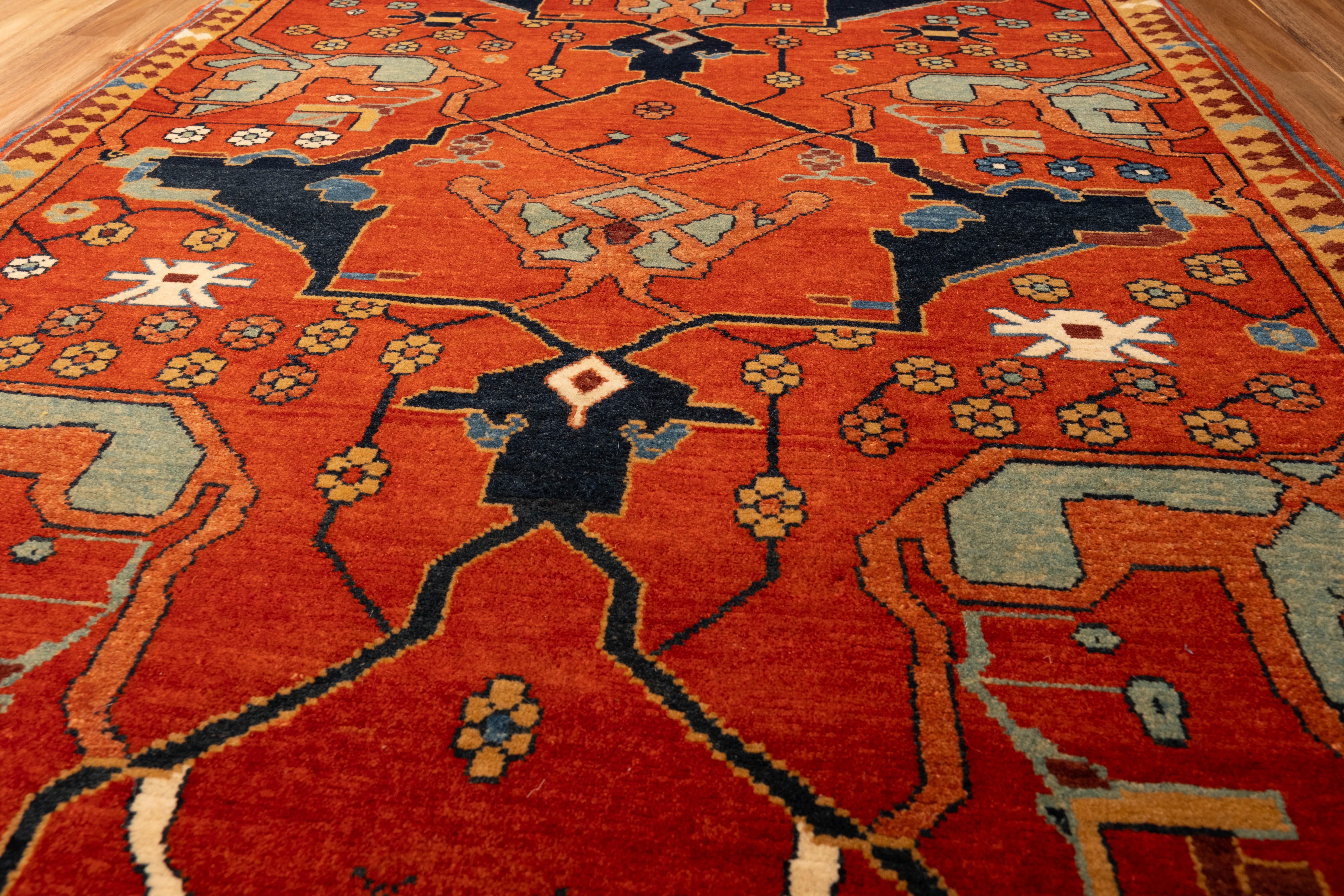 Ararat-Teppich Gerous Arabesque, antiker Teppich im persischen Revival-Stil, natürlich gefärbt (21. Jahrhundert und zeitgenössisch) im Angebot