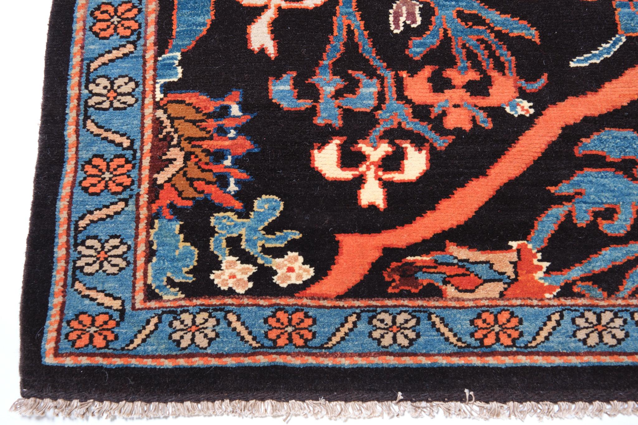 Dies ist ein Teppich im arabesken Stil mit Palmetten und Blumen aus dem 19. Jahrhundert aus der Region Garrus (Gerous oder Garus) in Ostkurdistan. Garrus liegt in den Ausläufern des persischen Flachlandes und ist seit der Antike eine bedeutende