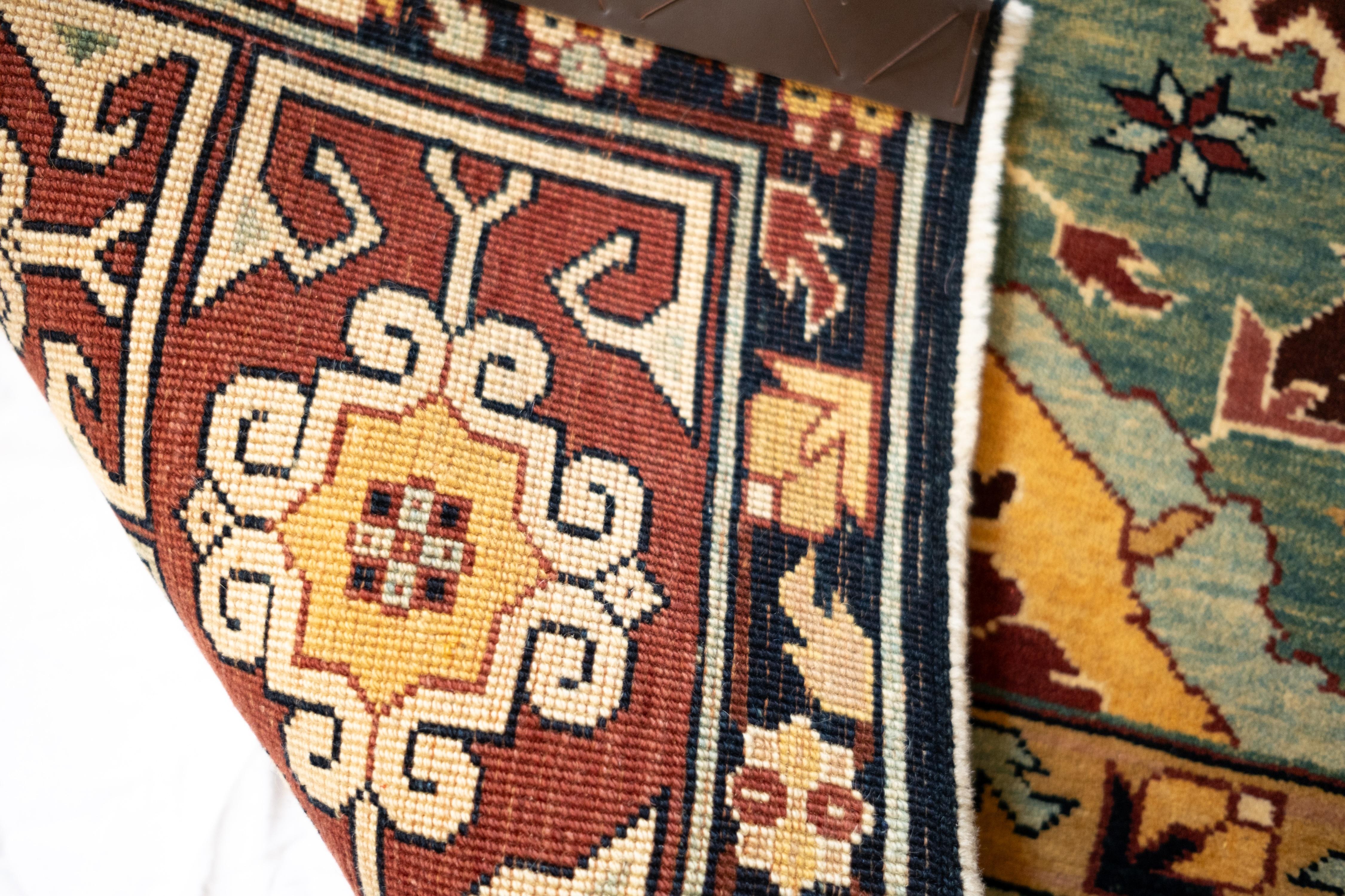 Ararat Rugs Harshang Design mit kufischer Bordüre Teppich Revival Teppich, natürlich gefärbt im Angebot 2