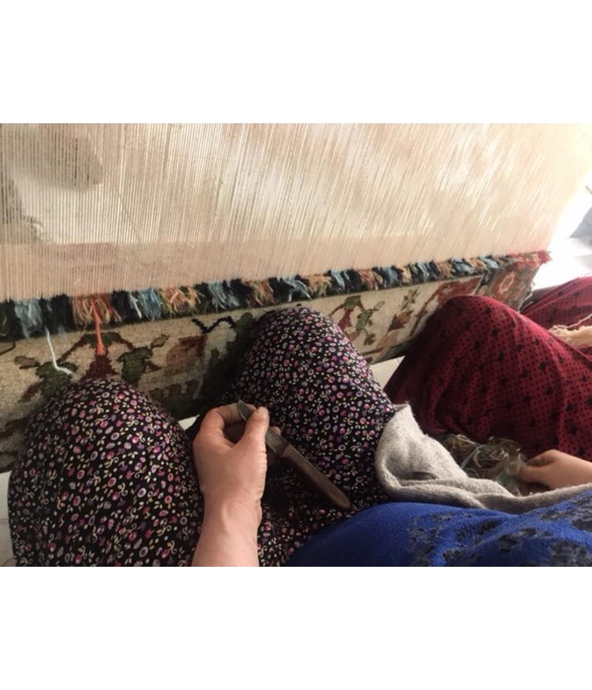 Ararat Rugs Harshang Design mit kufischer Bordüre Teppich Revival Teppich, natürlich gefärbt (Oushak) im Angebot