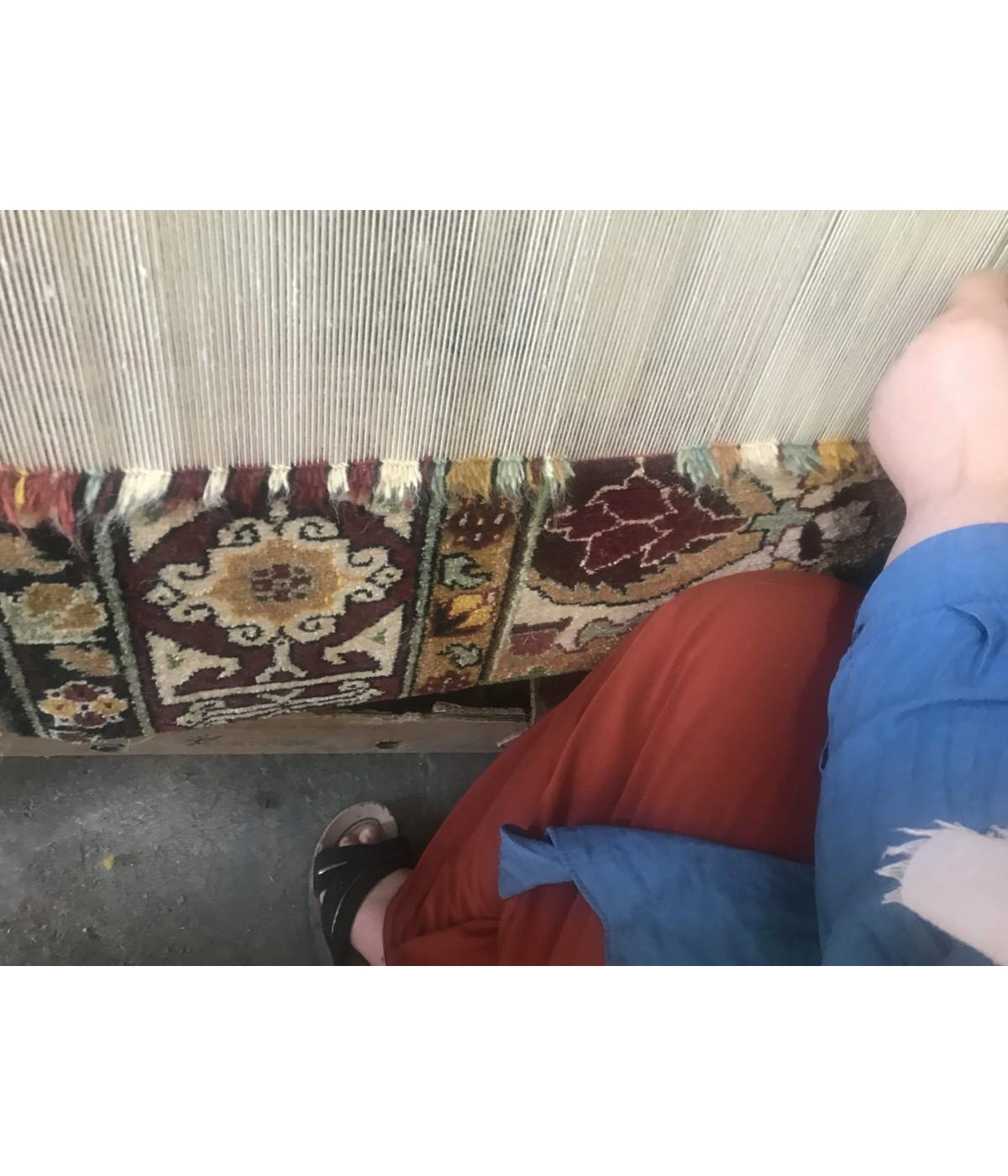 Ararat Rugs Harshang Design mit kufischer Bordüre Teppich Revival Teppich, natürlich gefärbt (Oushak) im Angebot