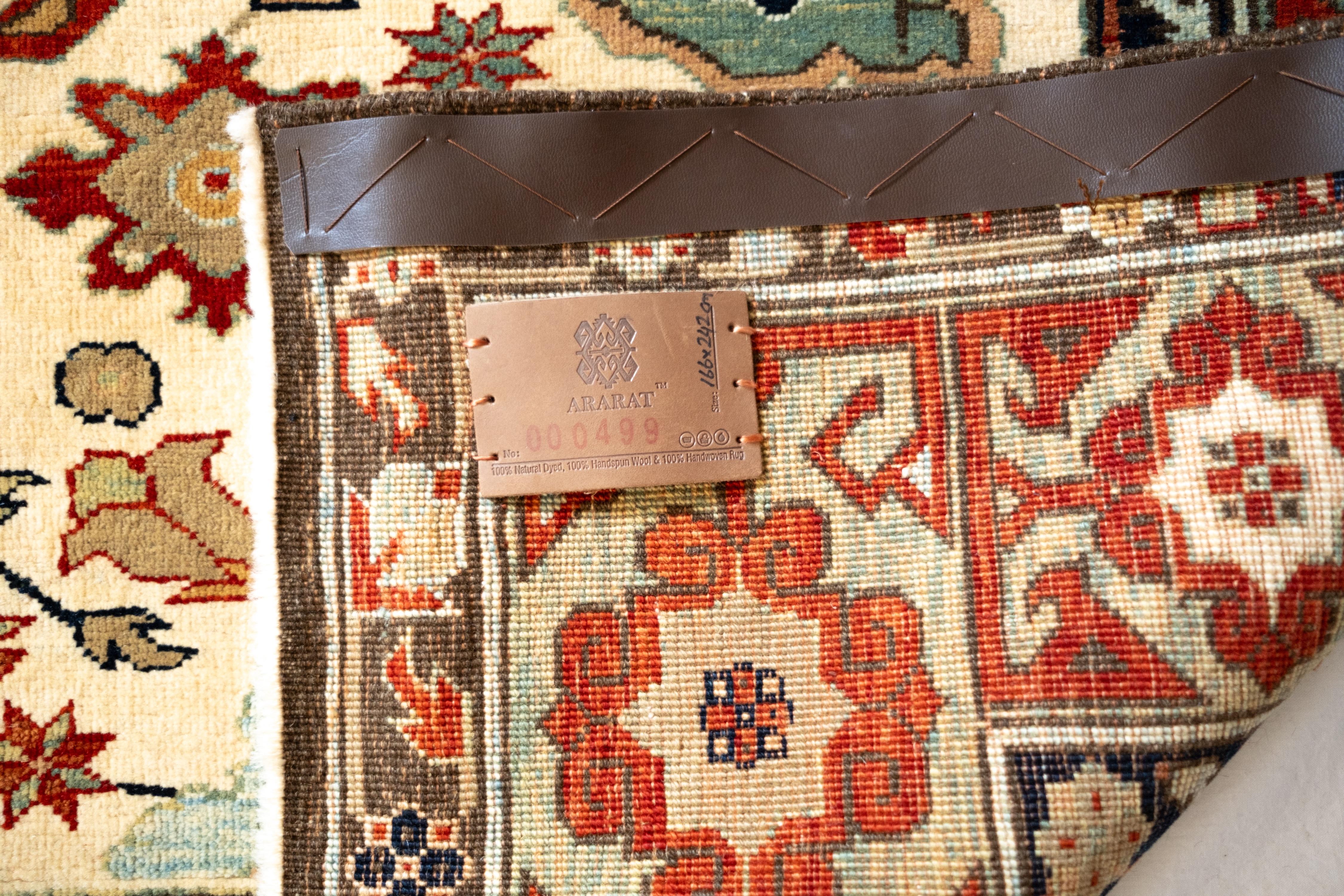 Ararat Rugs Harshang Design mit kufischer Bordüre Teppich Revival Teppich, natürlich gefärbt (Türkisch) im Angebot