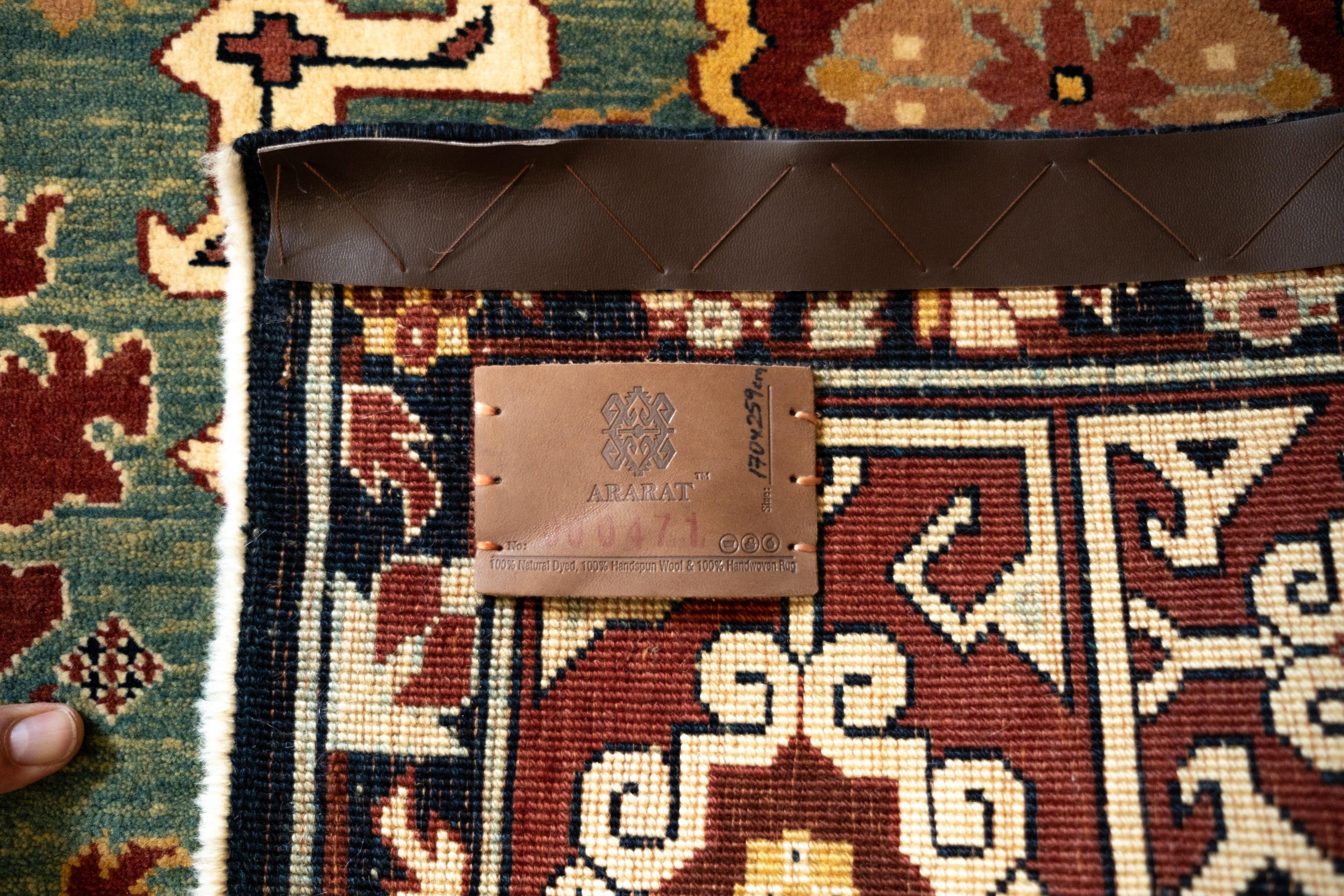 Ararat Rugs Harshang Design mit kufischer Bordüre Teppich Revival Teppich, natürlich gefärbt (Pflanzlich gefärbt) im Angebot