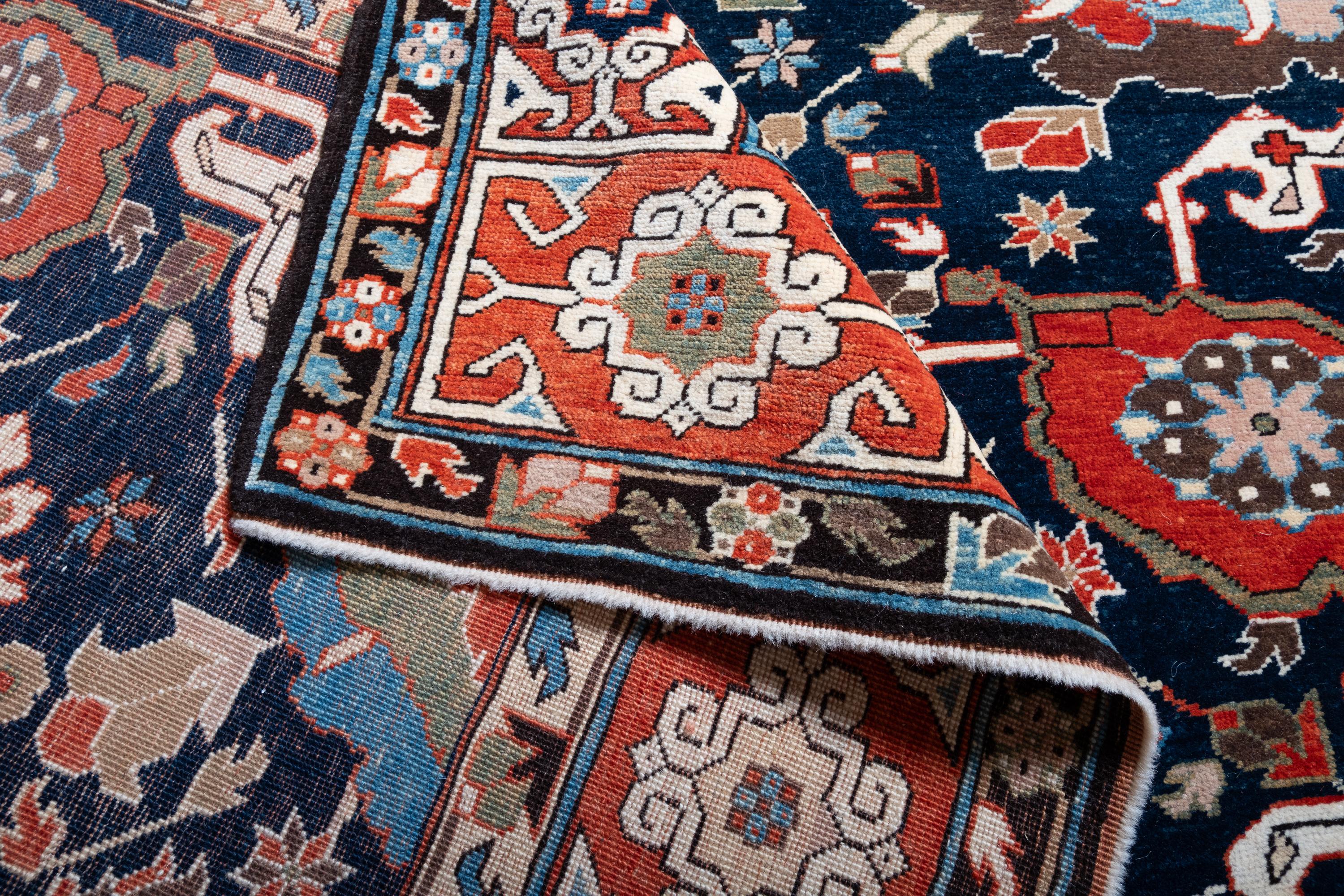 Ararat Rugs Harshang Design mit kufischer Bordüre Teppich Revival Teppich, natürlich gefärbt (21. Jahrhundert und zeitgenössisch) im Angebot