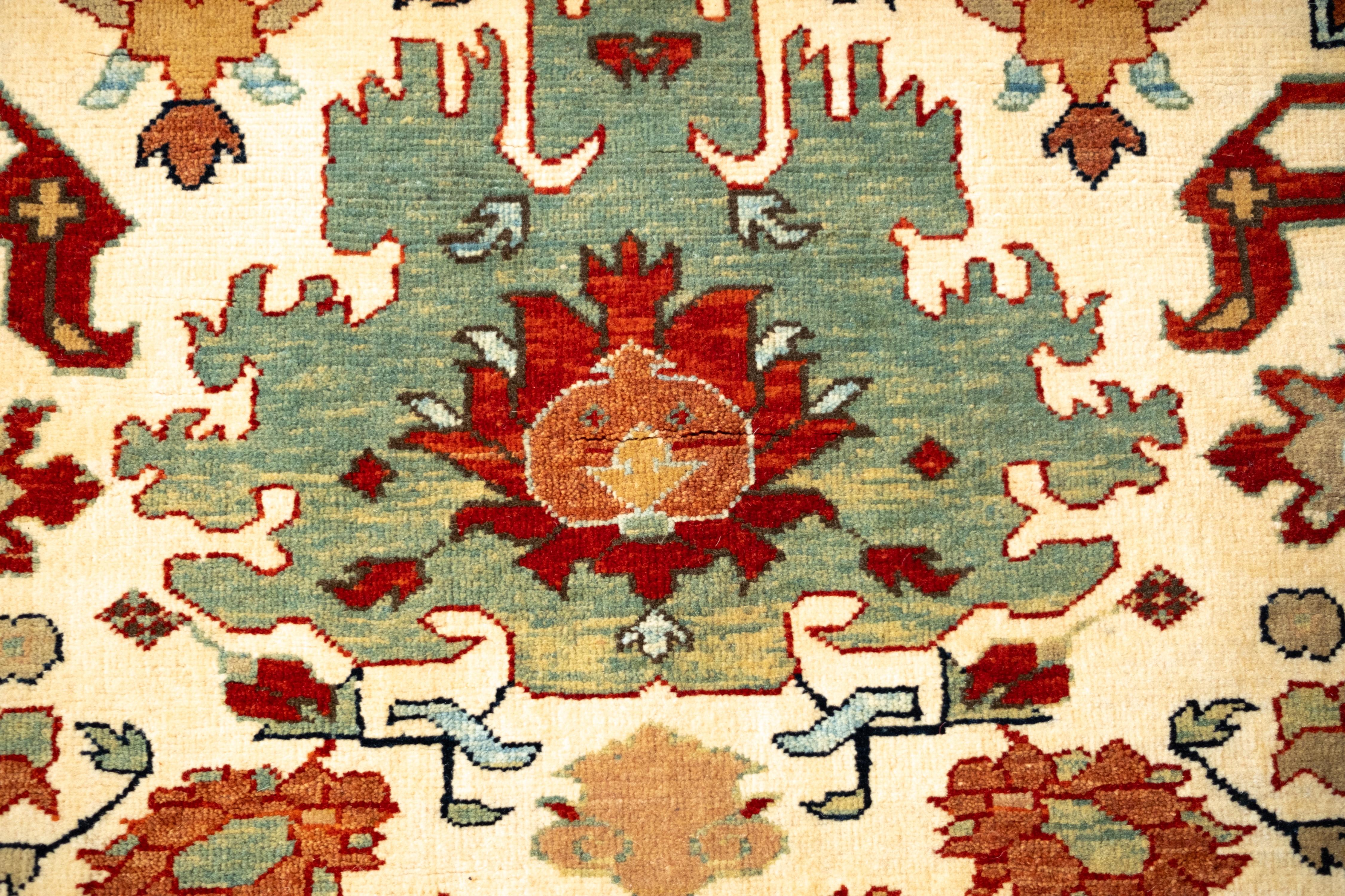 Ararat Rugs Harshang Design mit kufischer Bordüre Teppich Revival Teppich, natürlich gefärbt im Zustand „Neu“ im Angebot in Tokyo, JP
