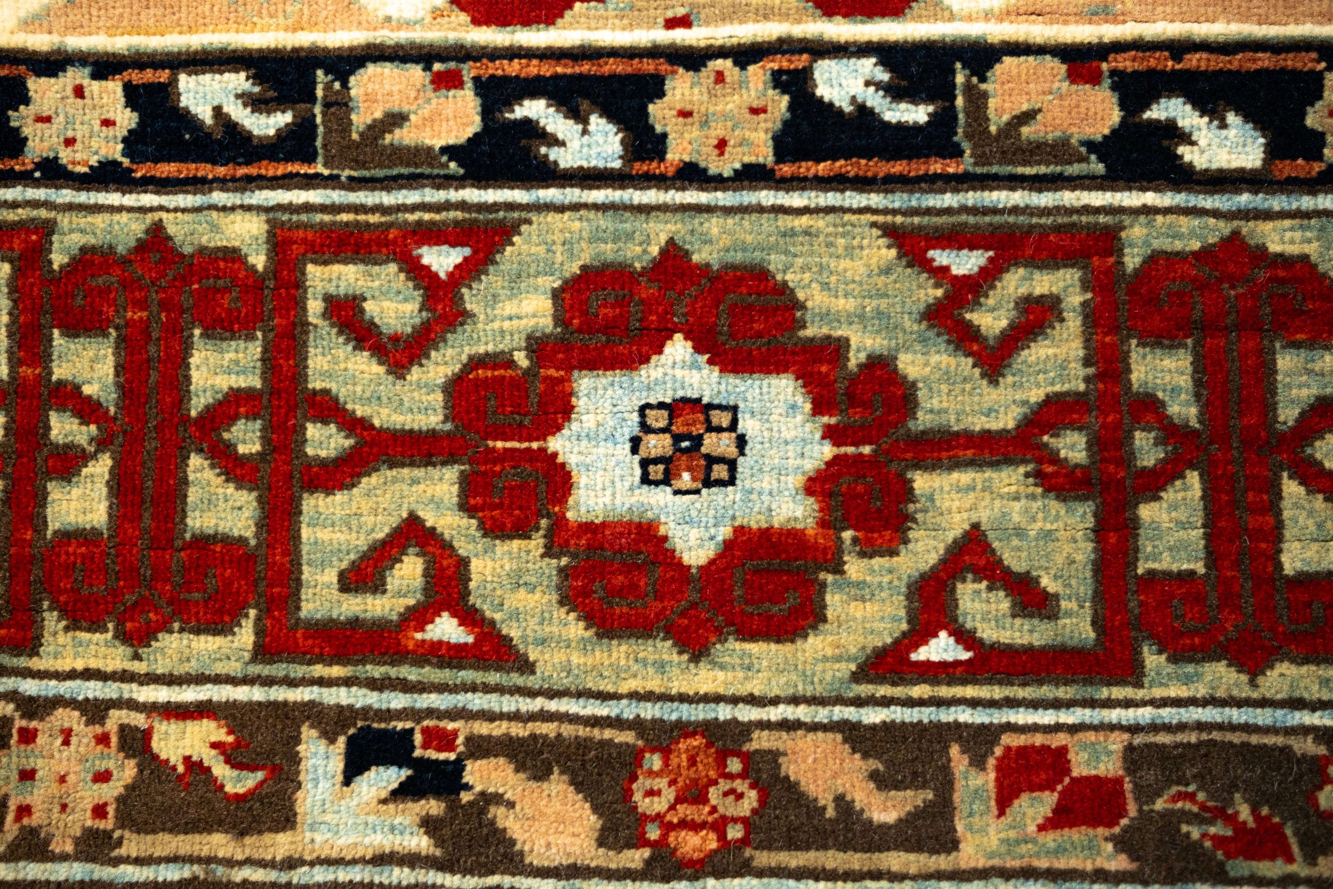 Ararat Rugs Harshang Design mit kufischer Bordüre Teppich Revival Teppich, natürlich gefärbt (21. Jahrhundert und zeitgenössisch) im Angebot