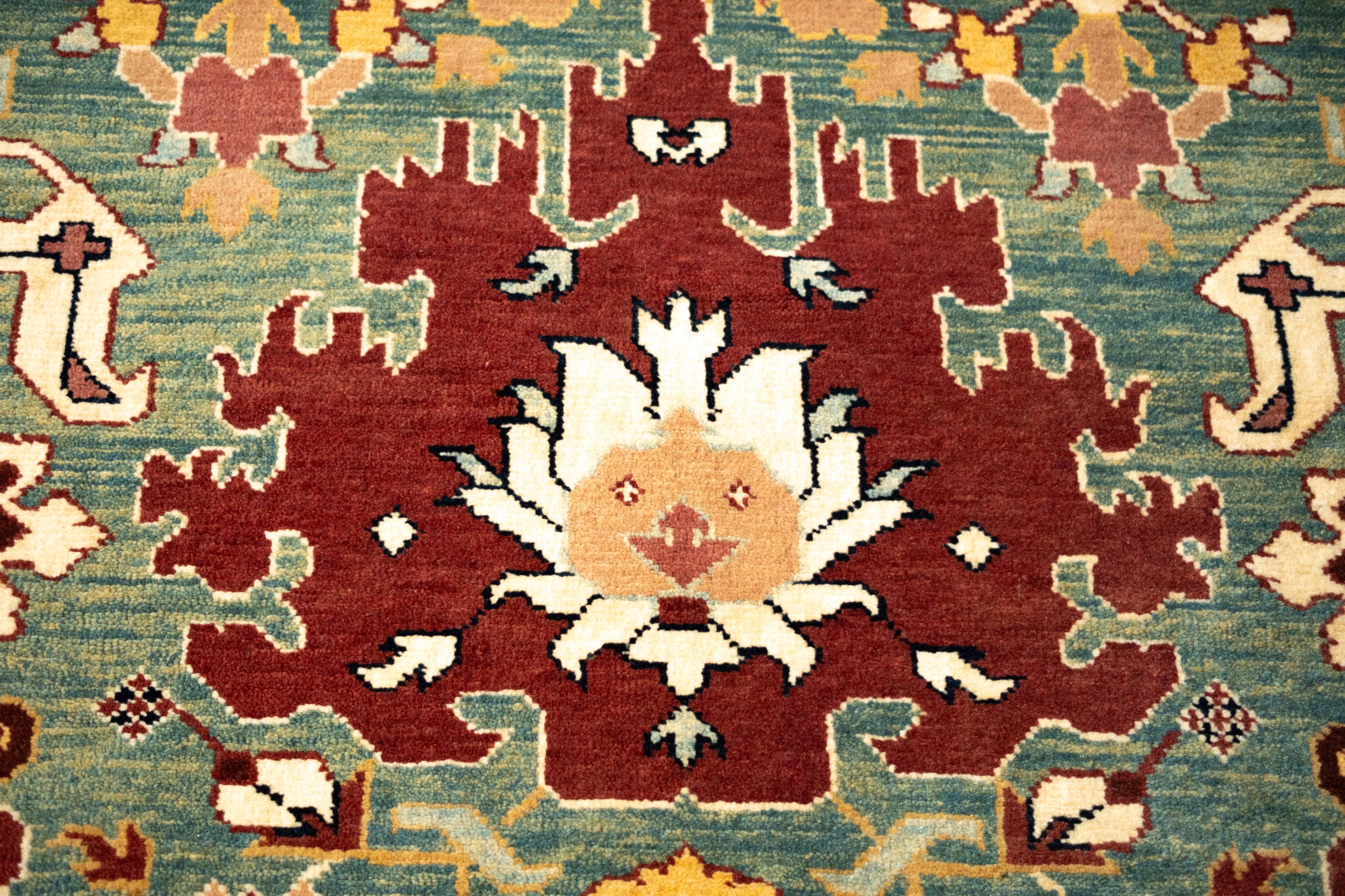 Ararat Rugs Harshang Design mit kufischer Bordüre Teppich Revival Teppich, natürlich gefärbt (21. Jahrhundert und zeitgenössisch) im Angebot