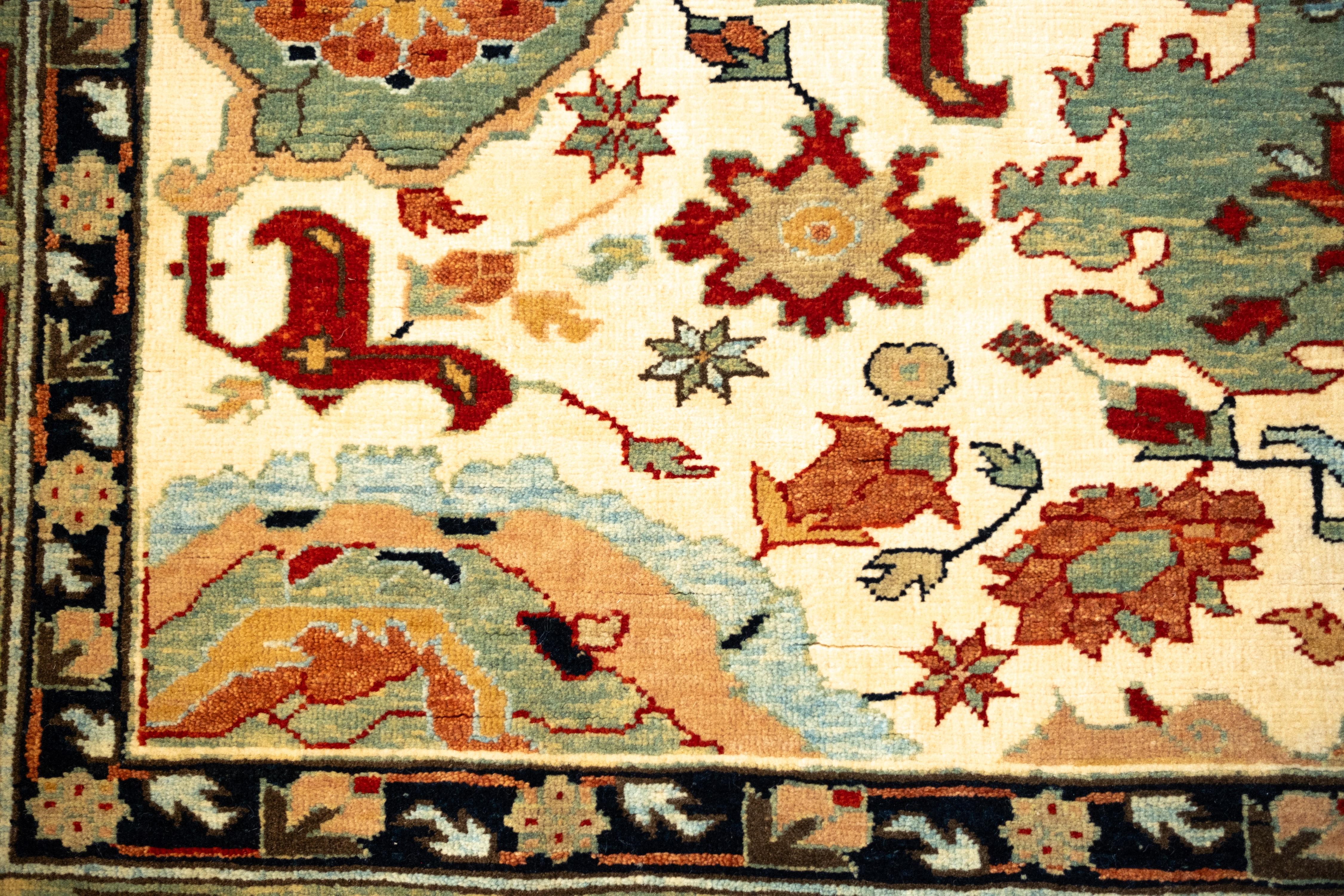 Ararat Rugs Harshang Design mit kufischer Bordüre Teppich Revival Teppich, natürlich gefärbt (Wolle) im Angebot