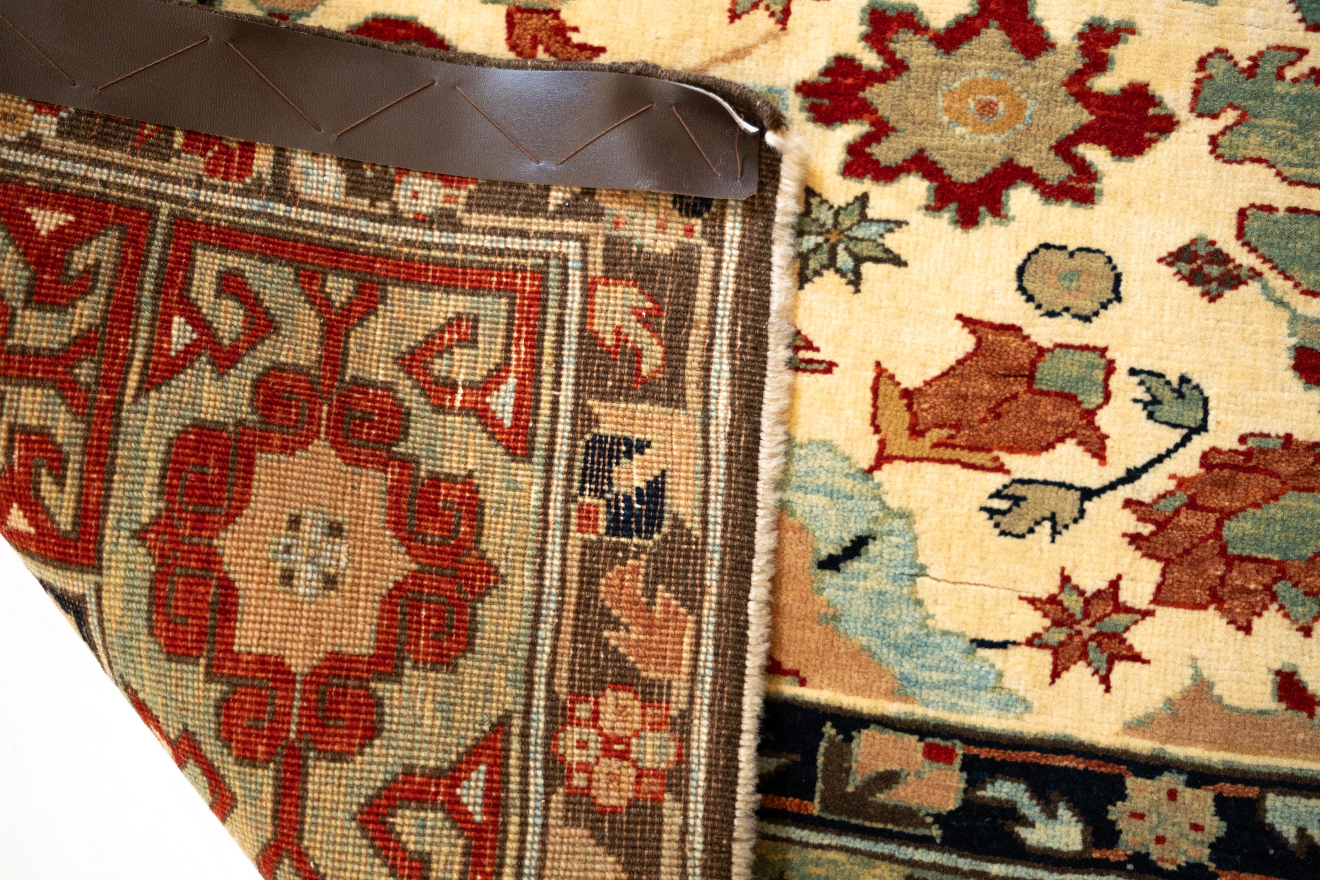 Ararat Rugs Harshang Design mit kufischer Bordüre Teppich Revival Teppich, natürlich gefärbt im Angebot 1