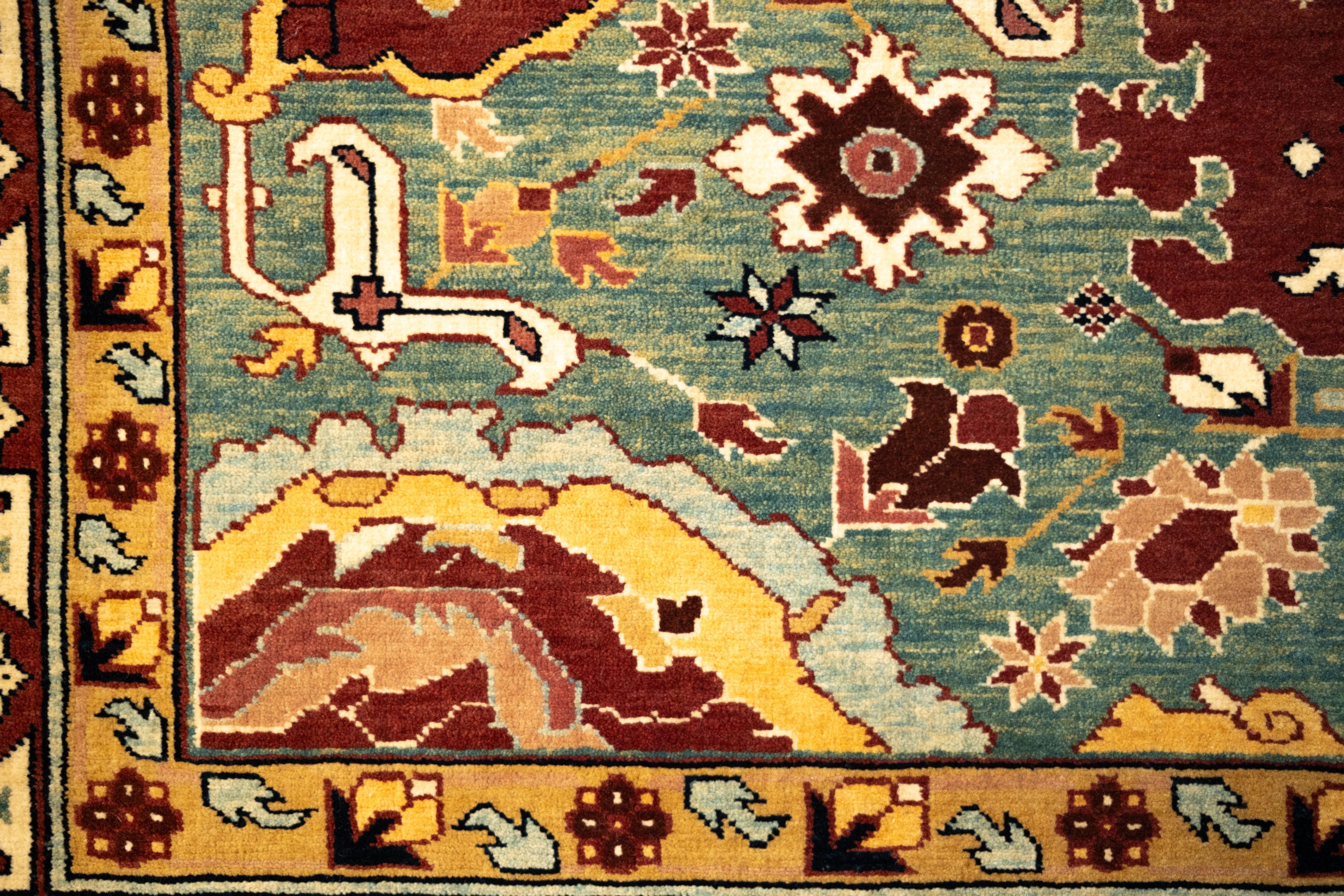 Ararat Rugs Harshang Design mit kufischer Bordüre Teppich Revival Teppich, natürlich gefärbt im Angebot 1