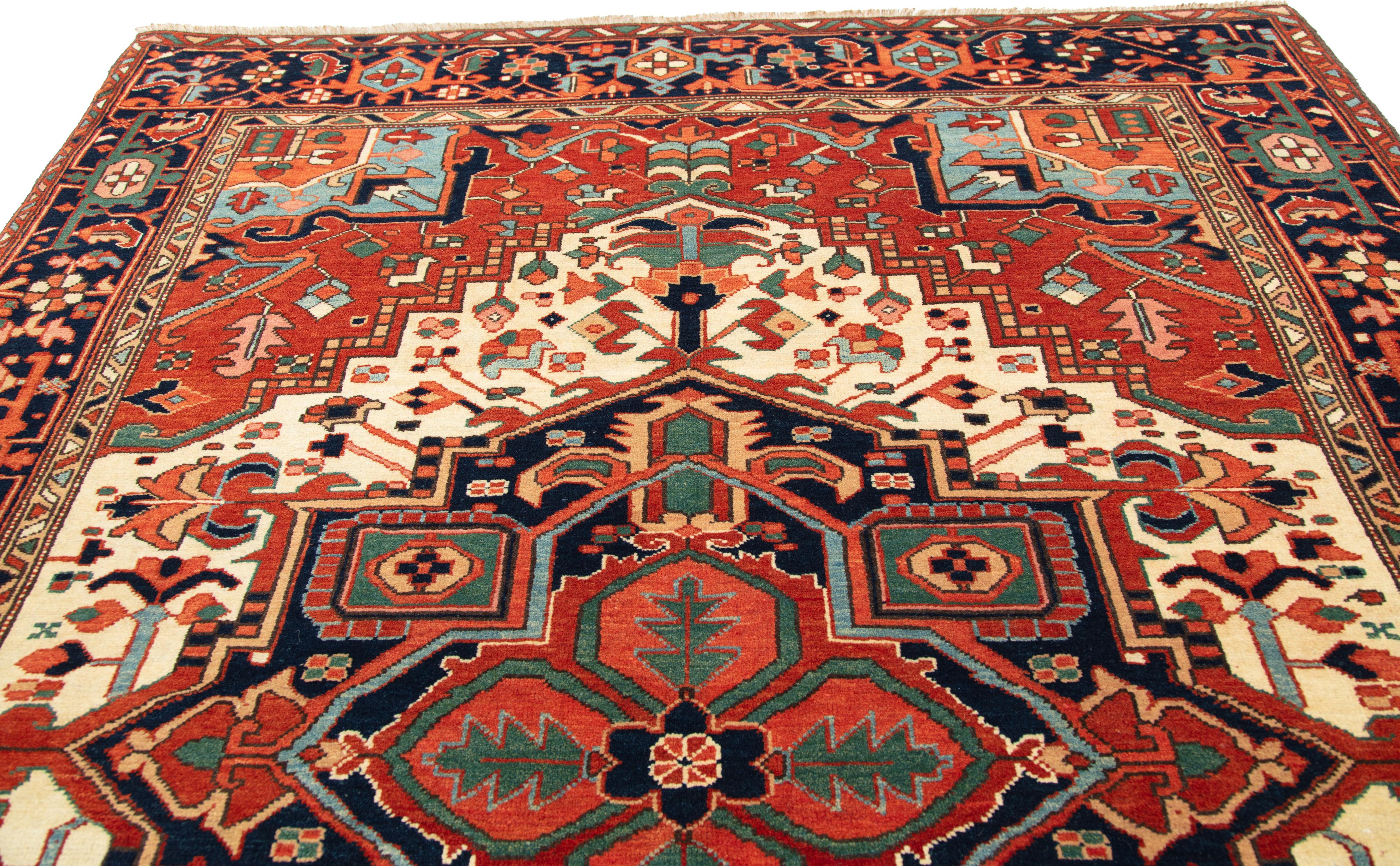 Dies ist ein Teppich mit Medaillonmuster aus dem späten 19. Jahrhundert, Region Heriz, Nordwestpersien. Heriz (Heris) ist ein spezielles türkisches Knotenwebereigebiet in Persien, das viele Dörfer umfasst und östlich von Täbris in Nordwestpersien