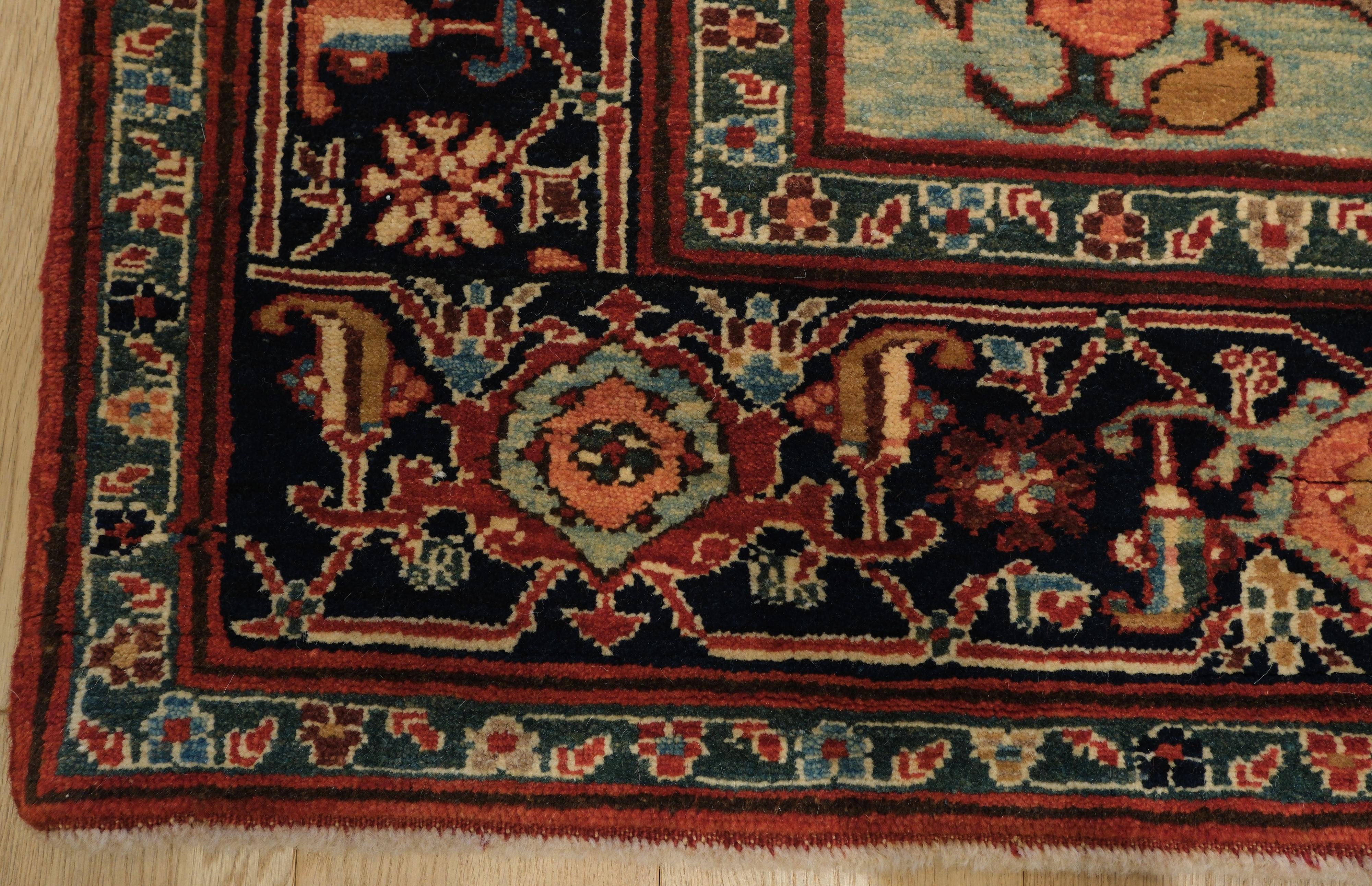 Ararat Rugs Heriz Medaillon Teppich 19. Jahrhundert Persisch Wiedergeburt Teppich natürlich gefärbt (Revival) im Angebot