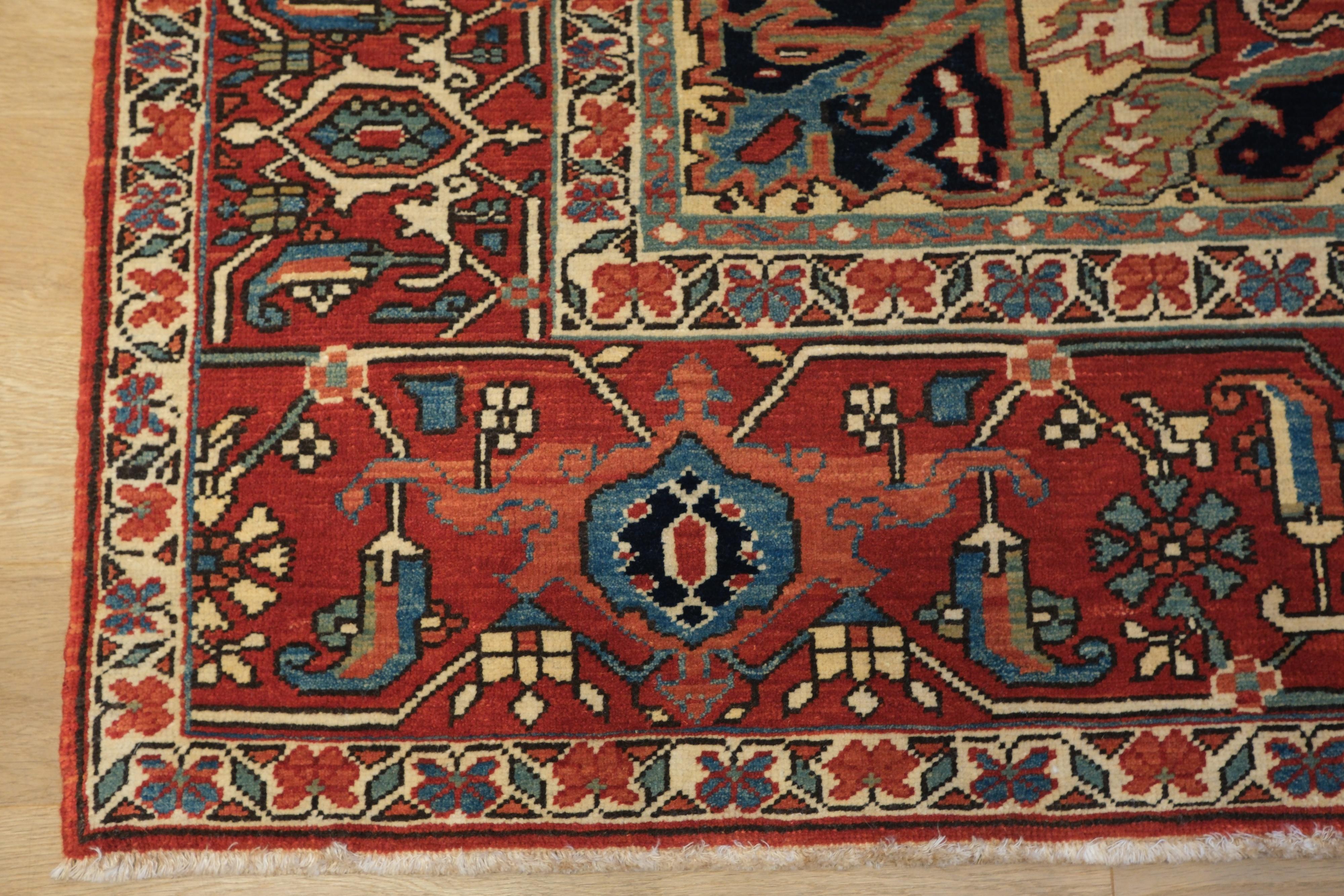 Ararat Rugs Heriz Medaillon Teppich 19. Jahrhundert Persisch Wiedergeburt Teppich natürlich gefärbt (Revival) im Angebot