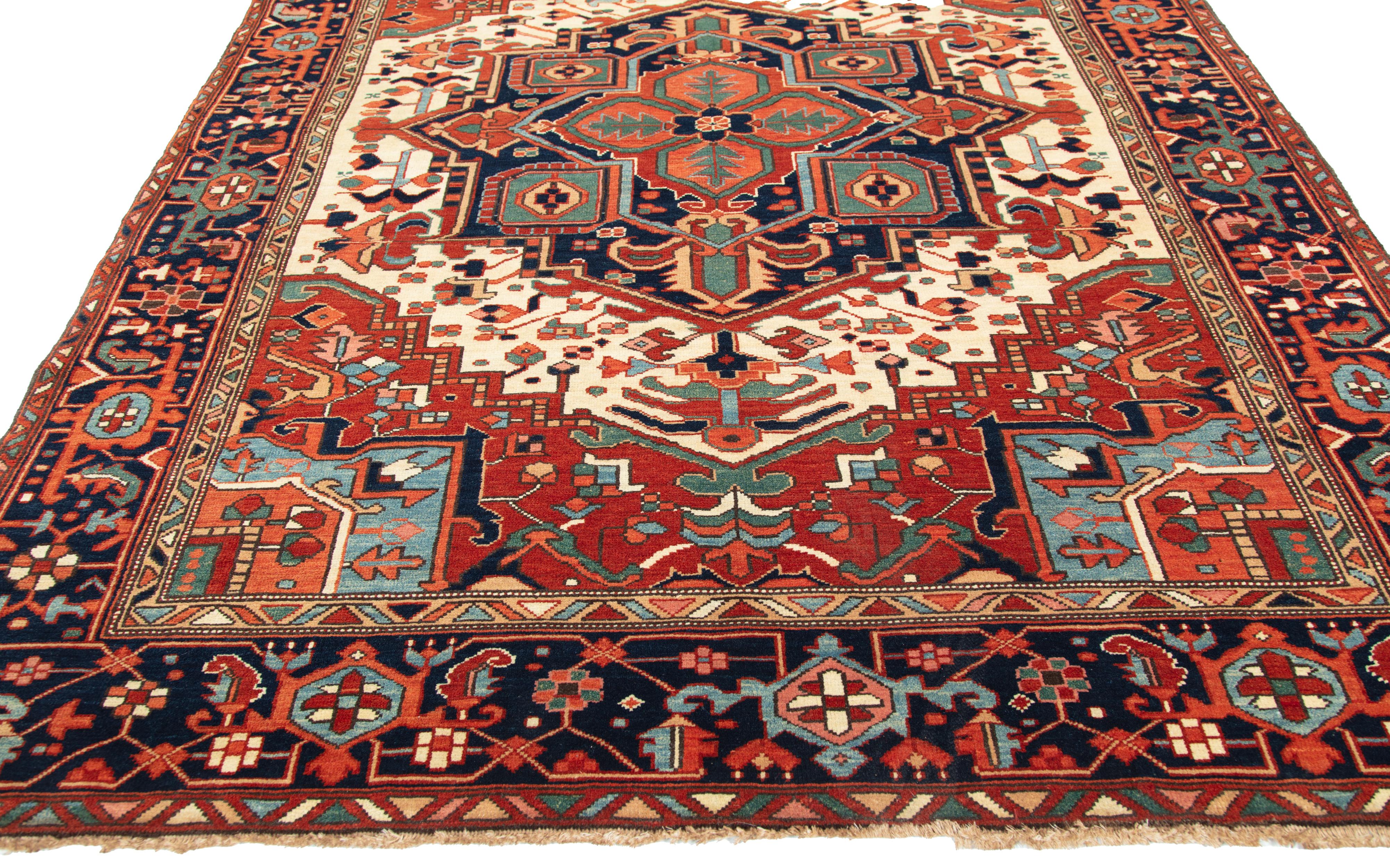 Ararat Rugs Heriz Medaillon Teppich 19. Jahrhundert Persisch Wiedergeburt Teppich natürlich gefärbt (Revival) im Angebot
