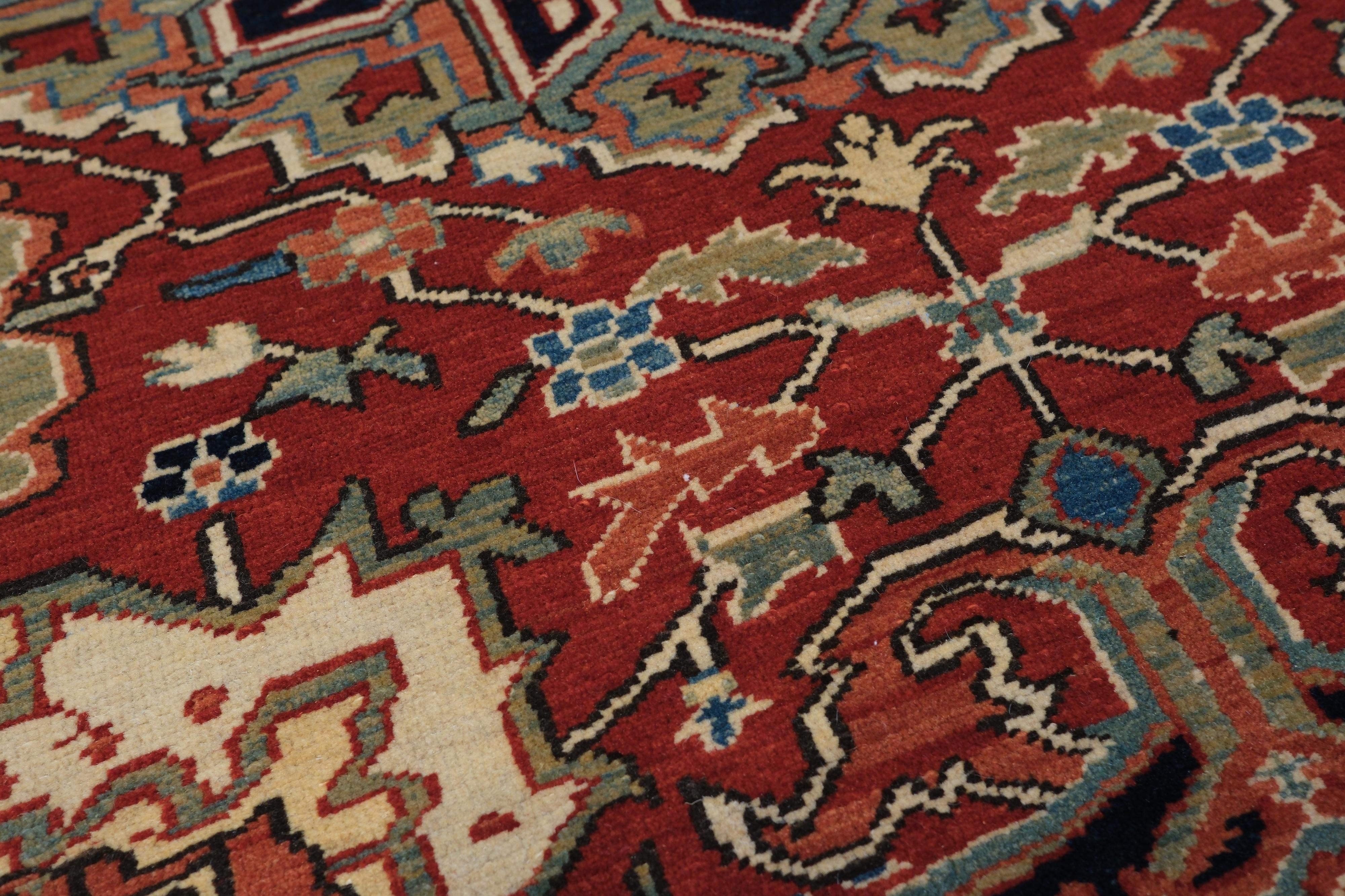 Ararat Rugs Heriz Medaillon Teppich 19. Jahrhundert Persisch Wiedergeburt Teppich natürlich gefärbt (Türkisch) im Angebot