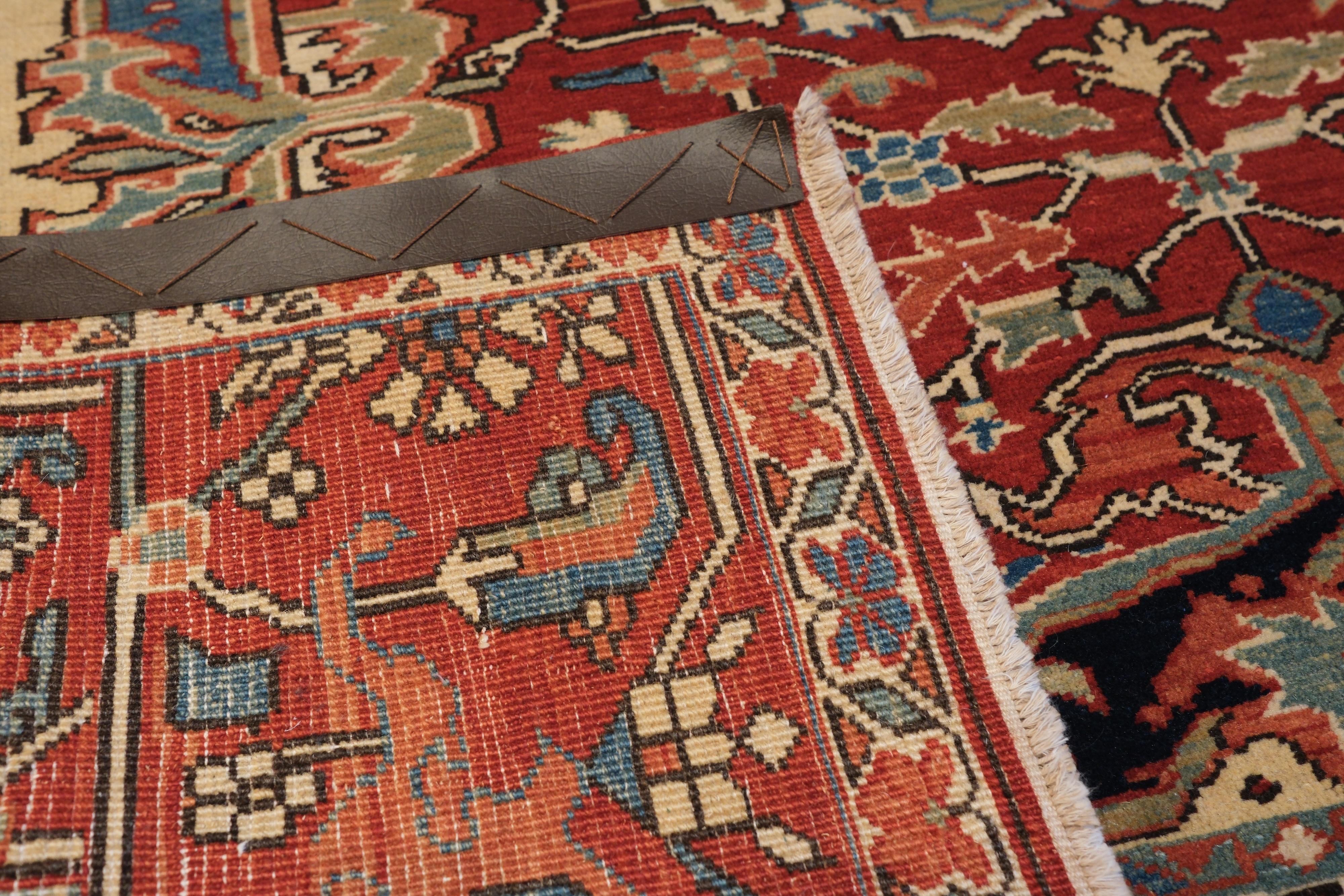 Ararat Rugs Heriz Medaillon Teppich 19. Jahrhundert Persisch Wiedergeburt Teppich natürlich gefärbt im Zustand „Neu“ im Angebot in Tokyo, JP