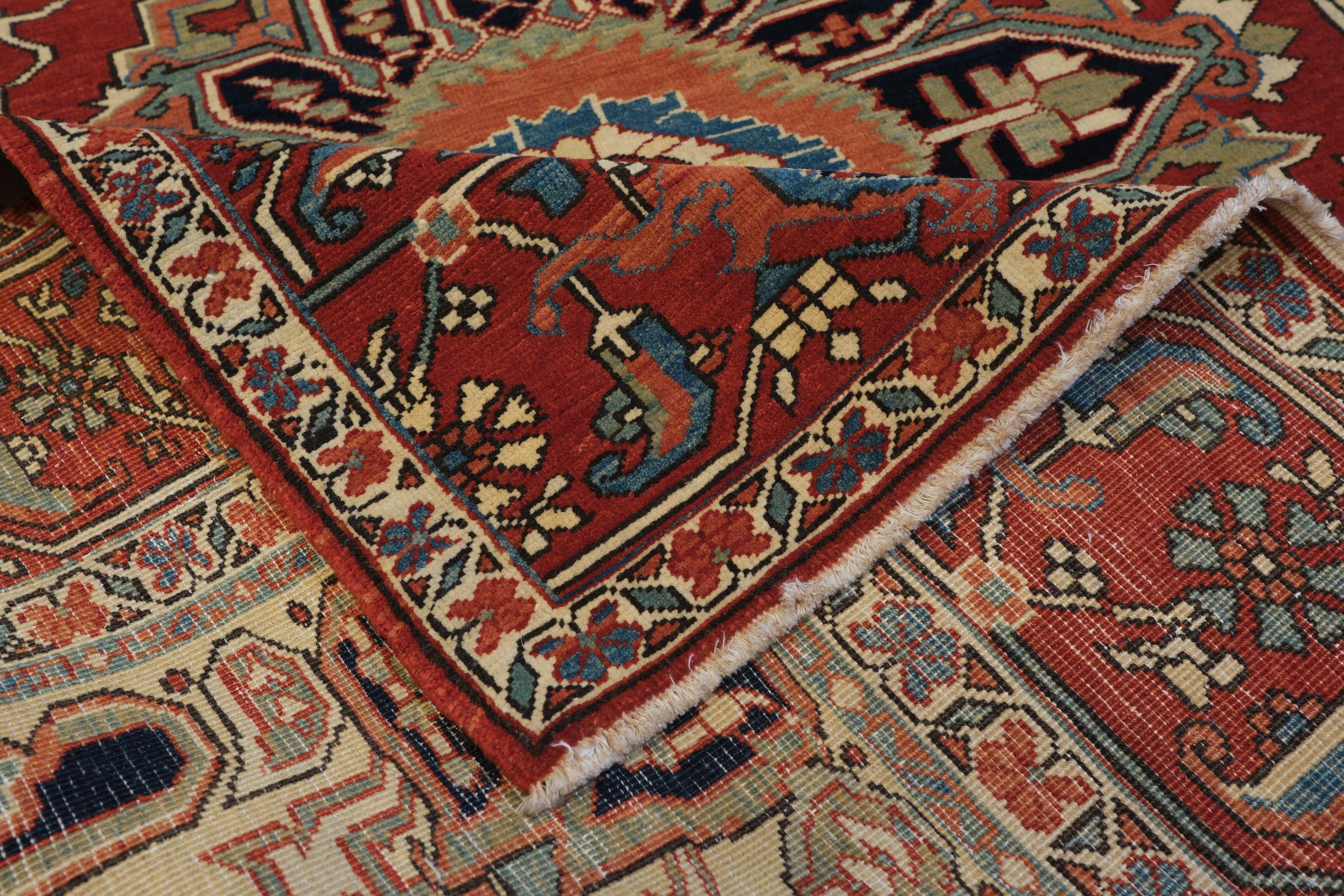 Ararat Rugs Heriz Medaillon Teppich 19. Jahrhundert Persisch Wiedergeburt Teppich natürlich gefärbt (21. Jahrhundert und zeitgenössisch) im Angebot