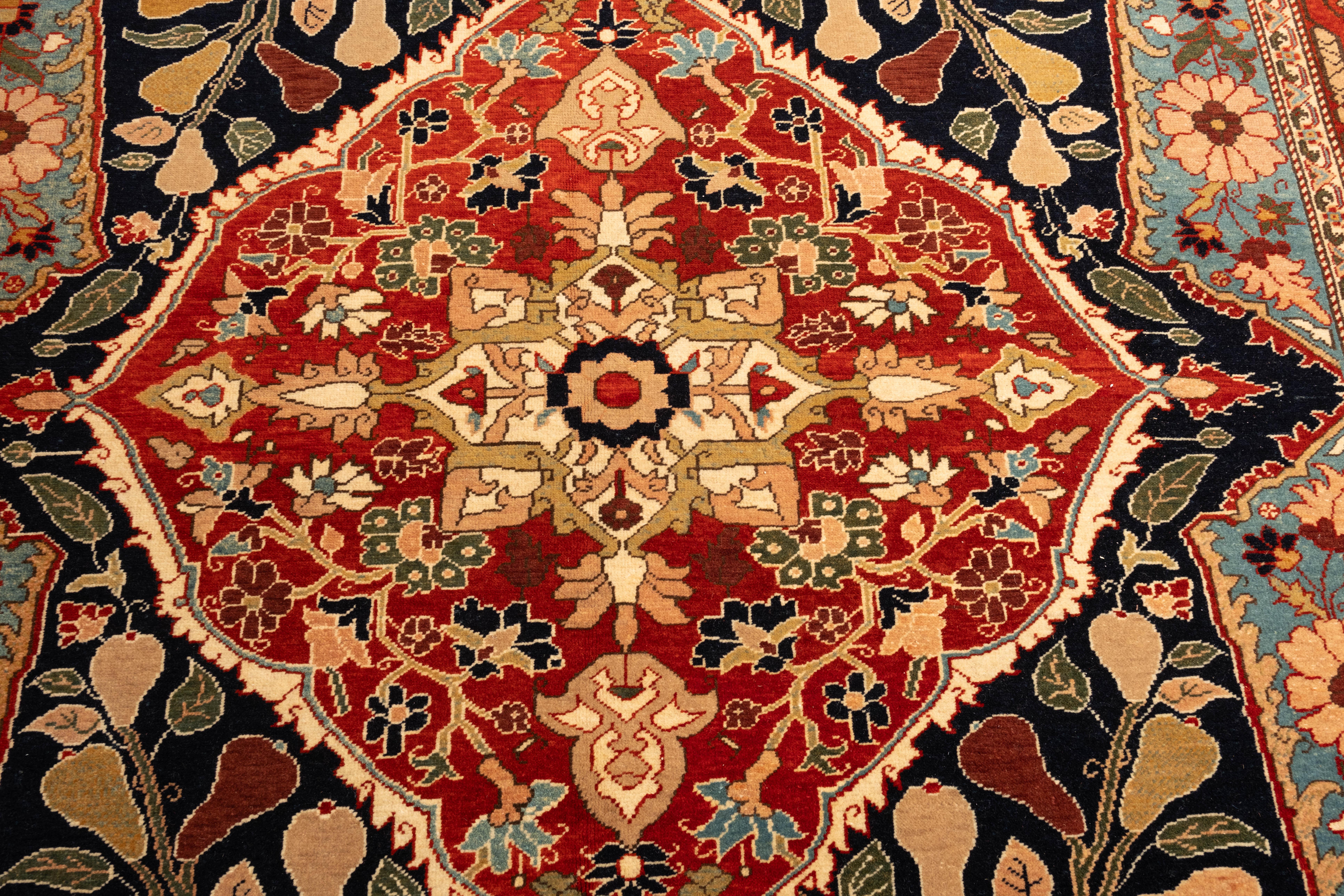 Es handelt sich um einen Medaillon-Teppich mit Birnbaum, Blumen und Palmetten aus dem späten 19. Jahrhundert, Region Heriz, Nordwest-Persien. Heriz (Heris) ist ein spezielles türkisches Knotenwebereigebiet in Persien, das viele Dörfer umfasst und