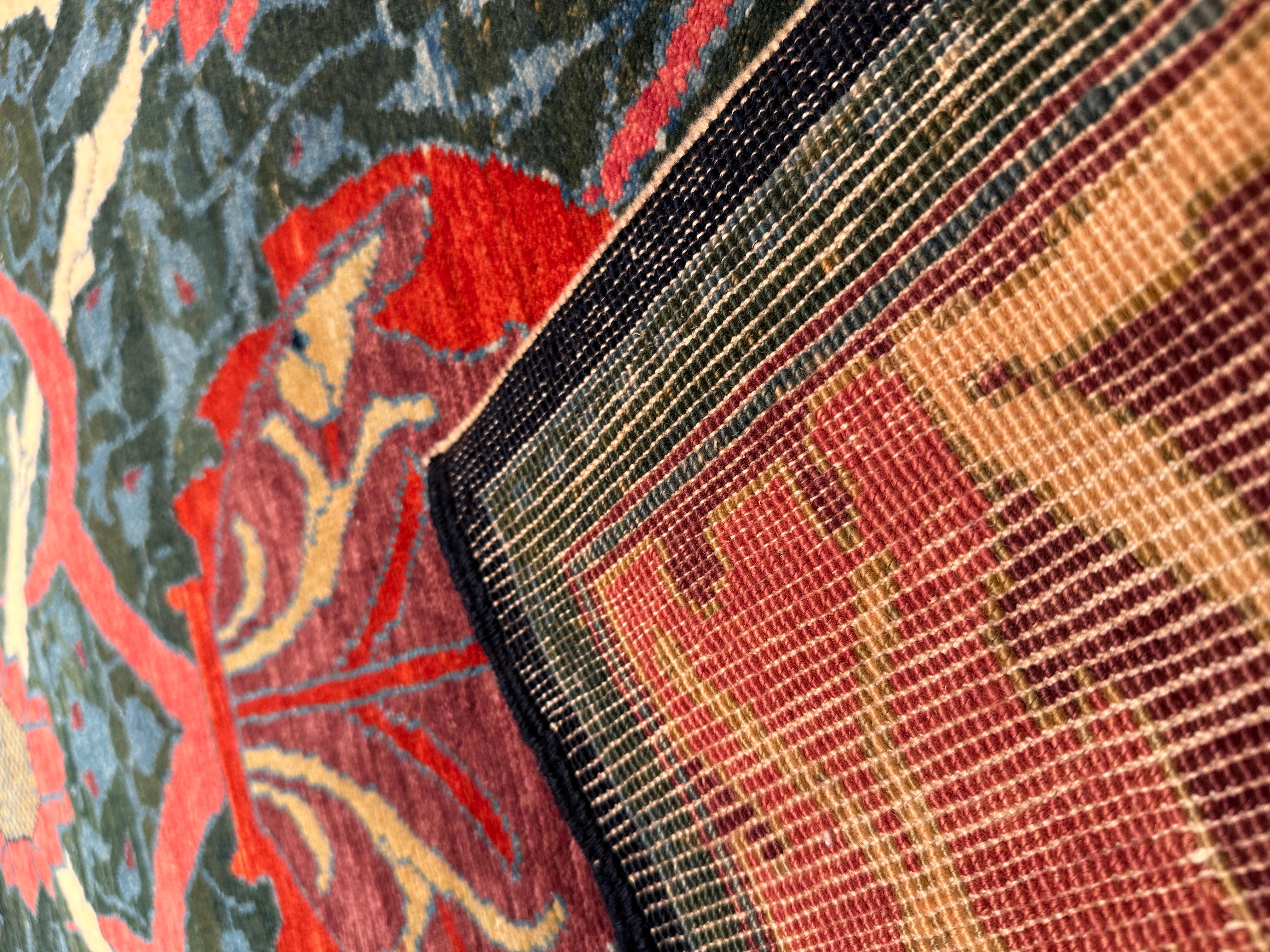 La source du tapis provient du livre Arts & Crafts Carpets, de Malcolm Haslam, et David Black, 1991, fig.49. Ce tapis Hammersmith a été conçu par William Morris en 1882, au Royaume-Uni. En 1887, l'artiste et relieur anglais T.J. Cobden Sanderson a