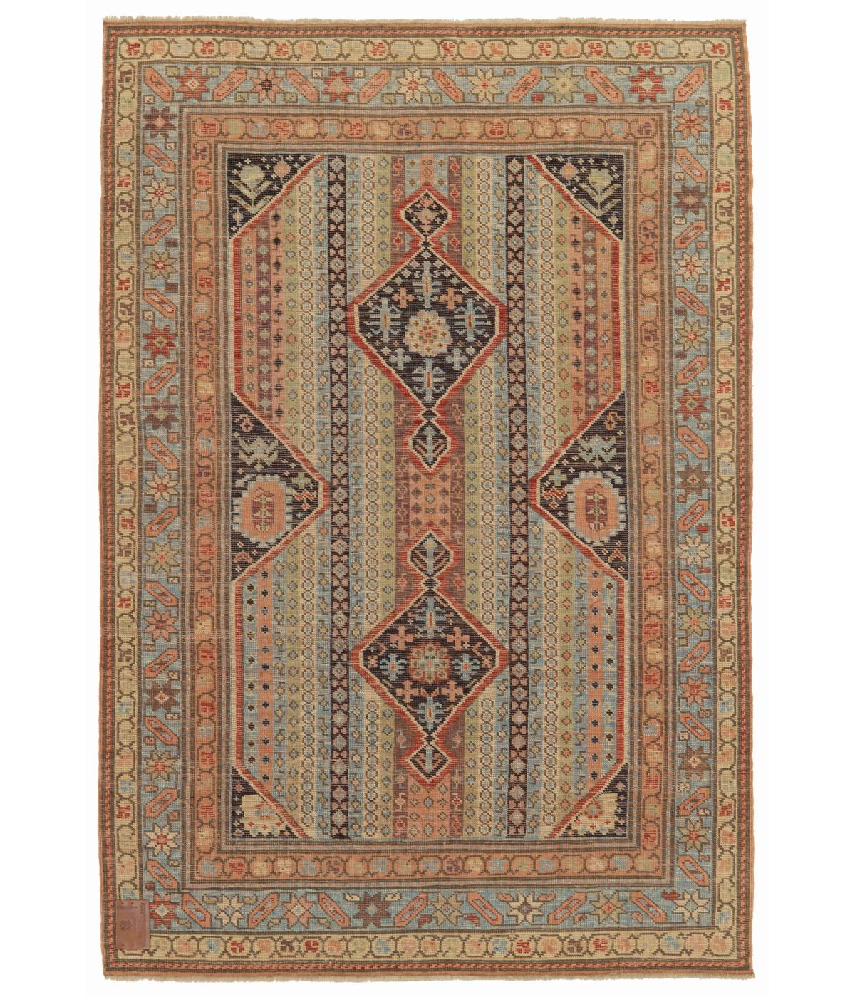 La source de ce tapis provient du livre Tapis du Caucase - Rugs of the Caucasus, Ian Bennett & Aziz Bassoul, The Nicholas Sursock Museum, Beyrouth, Liban 2003, nr.35. Il s'agit d'un tapis à rayures verticales datant de la fin du XIXe siècle, de la
