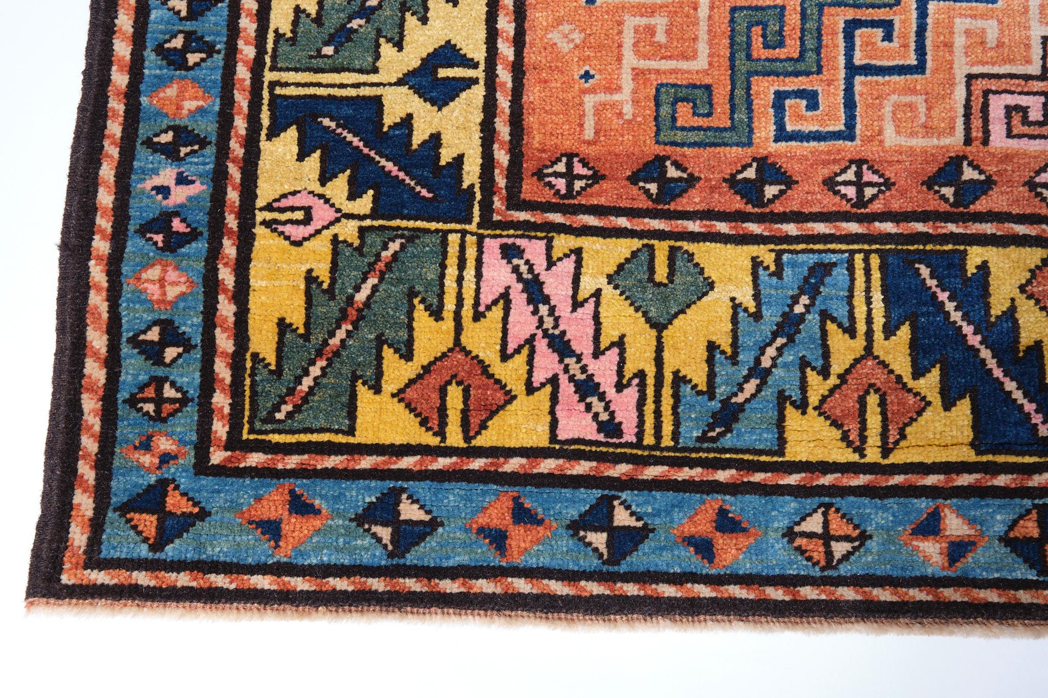 Ararat Kazak-Teppich mit Kapuze und Medaillons Antiker Revival-Teppich Naturfarben (Türkisch) im Angebot