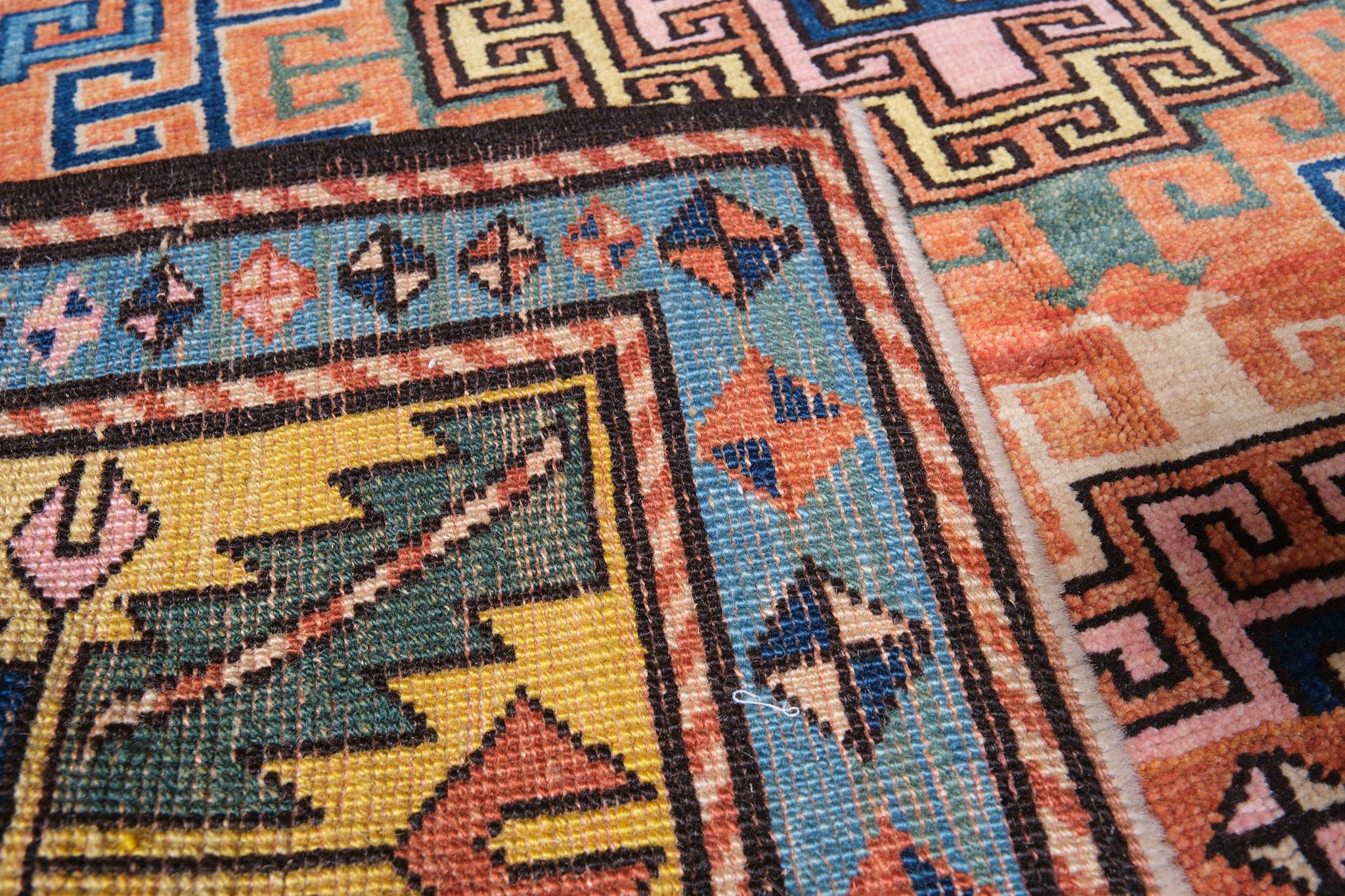 Ararat Kazak-Teppich mit Kapuze und Medaillons Antiker Revival-Teppich Naturfarben (Pflanzlich gefärbt) im Angebot