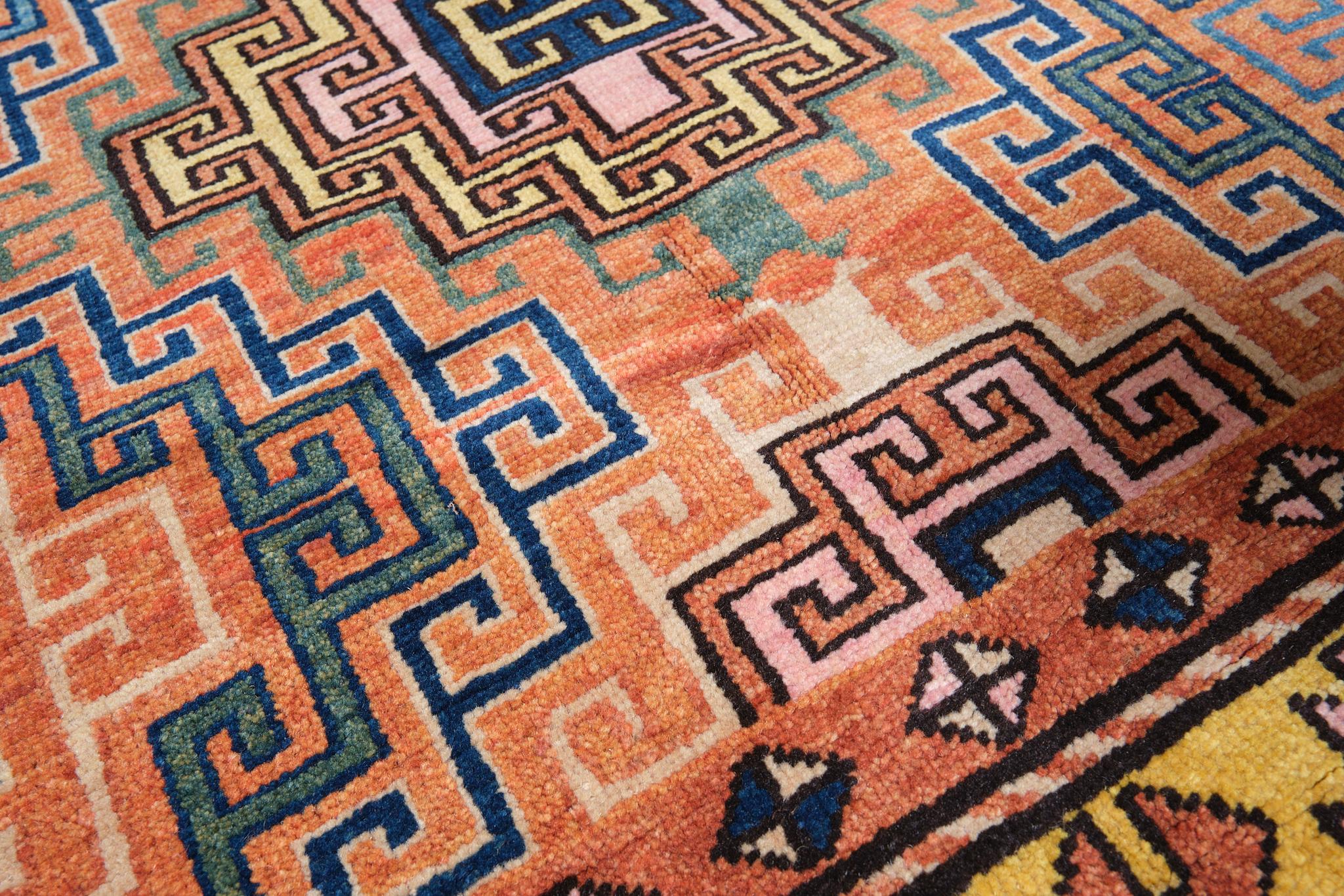 Ararat Kazak-Teppich mit Kapuze und Medaillons Antiker Revival-Teppich Naturfarben im Zustand „Neu“ im Angebot in Tokyo, JP