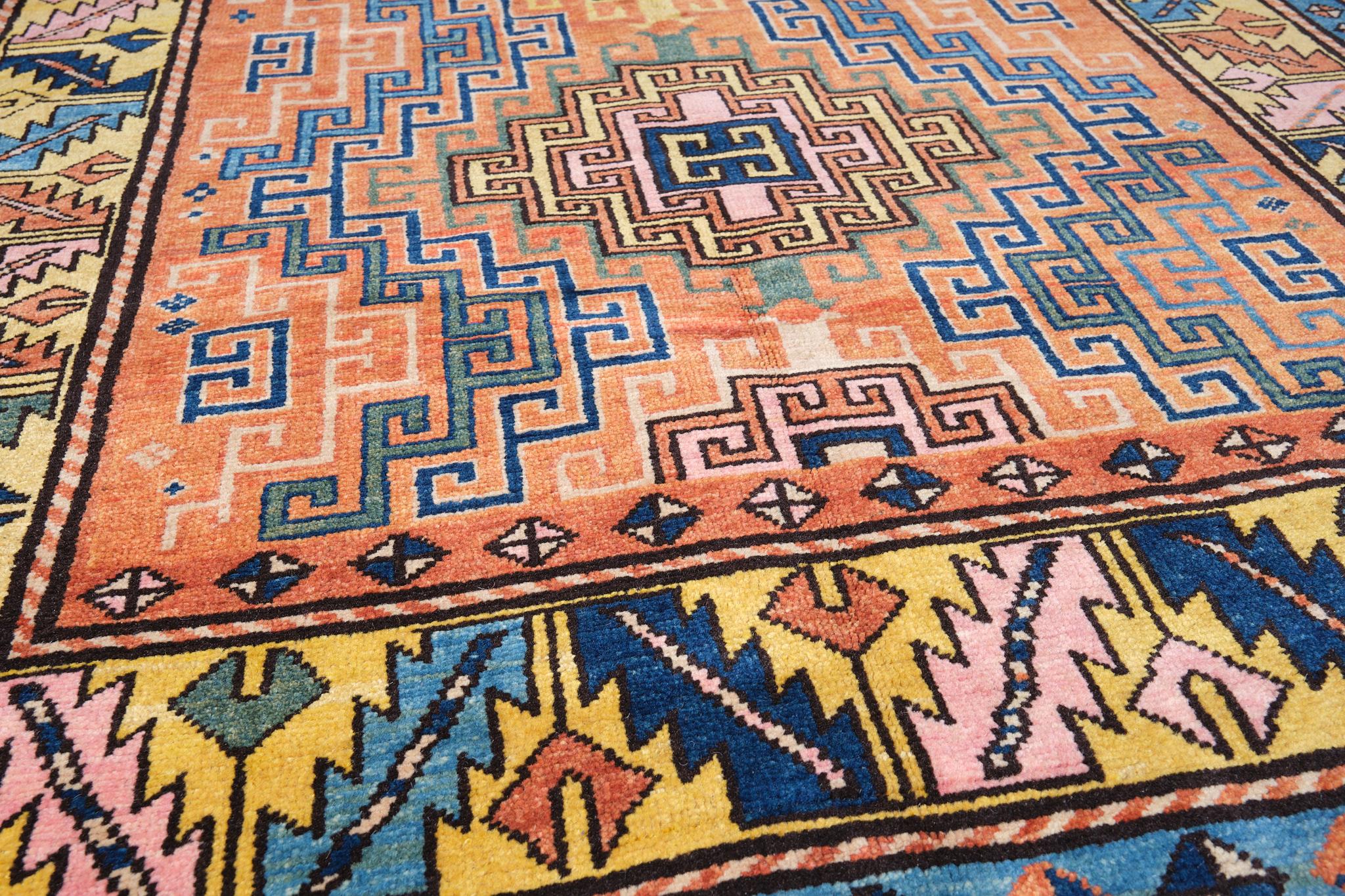 Ararat Kazak-Teppich mit Kapuze und Medaillons Antiker Revival-Teppich Naturfarben (21. Jahrhundert und zeitgenössisch) im Angebot