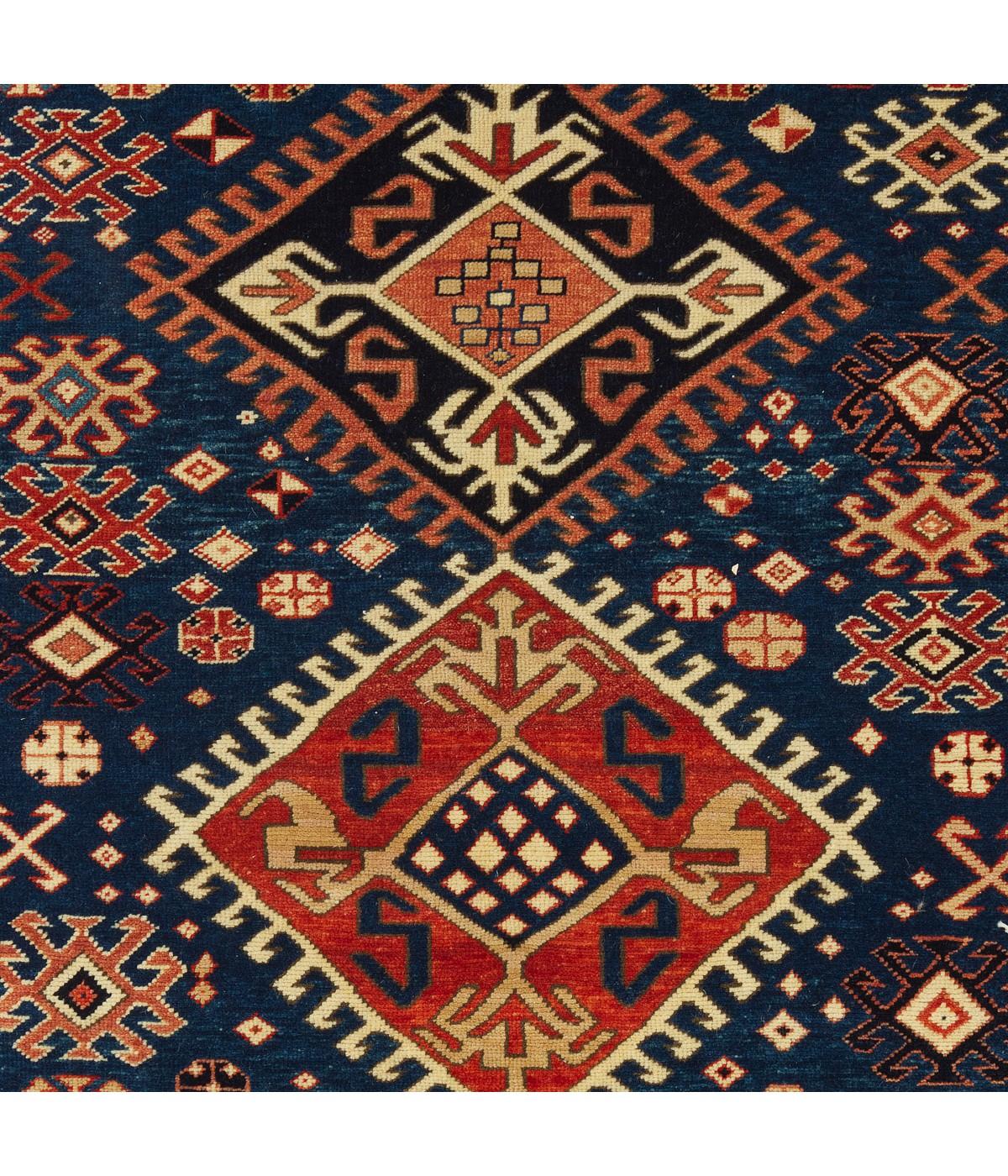 Il s'agit d'un tapis complet à champ crocheté et à double médaillon de la fin du XIXe siècle, de la région de Kazak, dans le Caucase. Un motif de champ saisissant présente trois médaillons, chacun avec des motifs de crochets concentriques, avec des