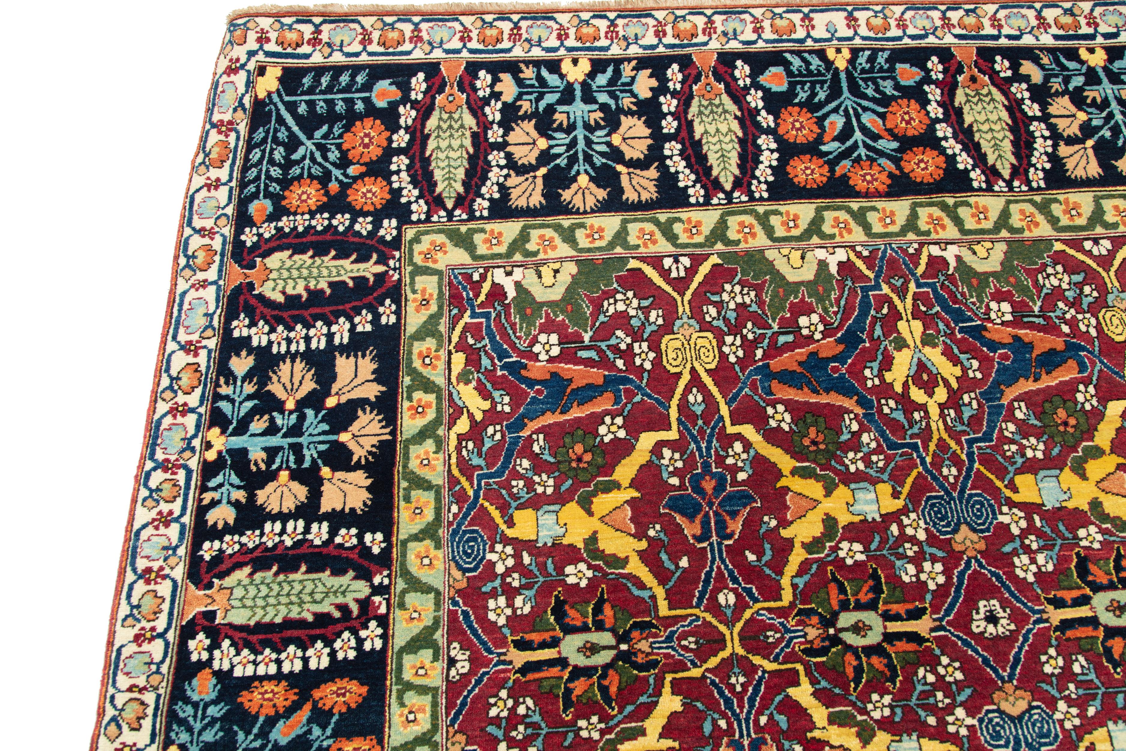 Tejida a mano en la histórica región tejedora del este de Turquía, esta excepcional alfombra de estilo Kerman transmite tanto artesanía como historia. Elaborado sobre una base de algodón, su pelo de lana presenta una estructura simétrica de nudos