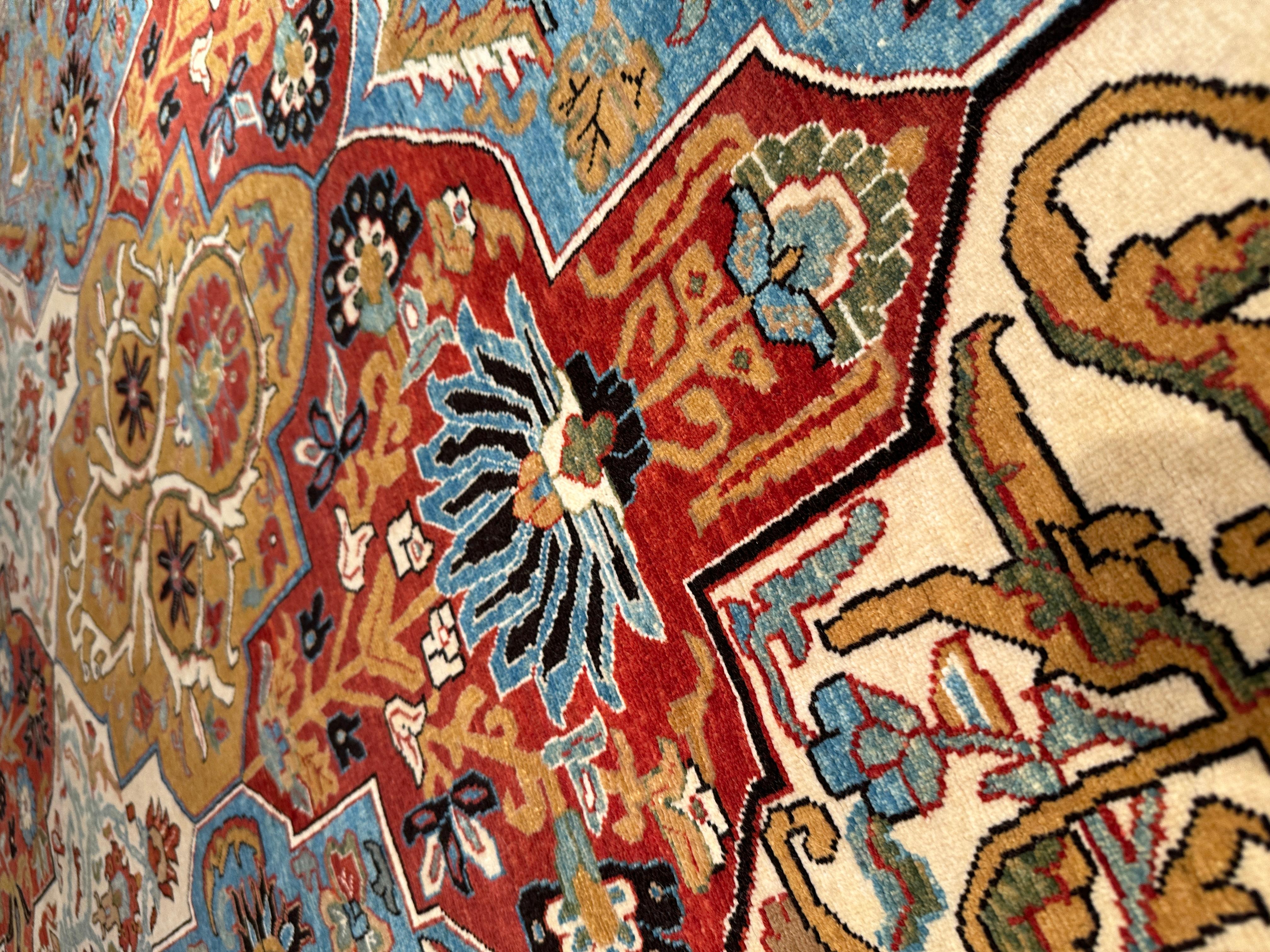 Dies ist ein eleganter Teppich mit mehreren Medaillons, der im 17. Jahrhundert in der Region Kerman, Persien, entworfen wurde. Das Teppichmuster zeigt kräftige Reihen von achtzackigen Sternmedaillons, die mit floralen Formen verziert sind und mit
