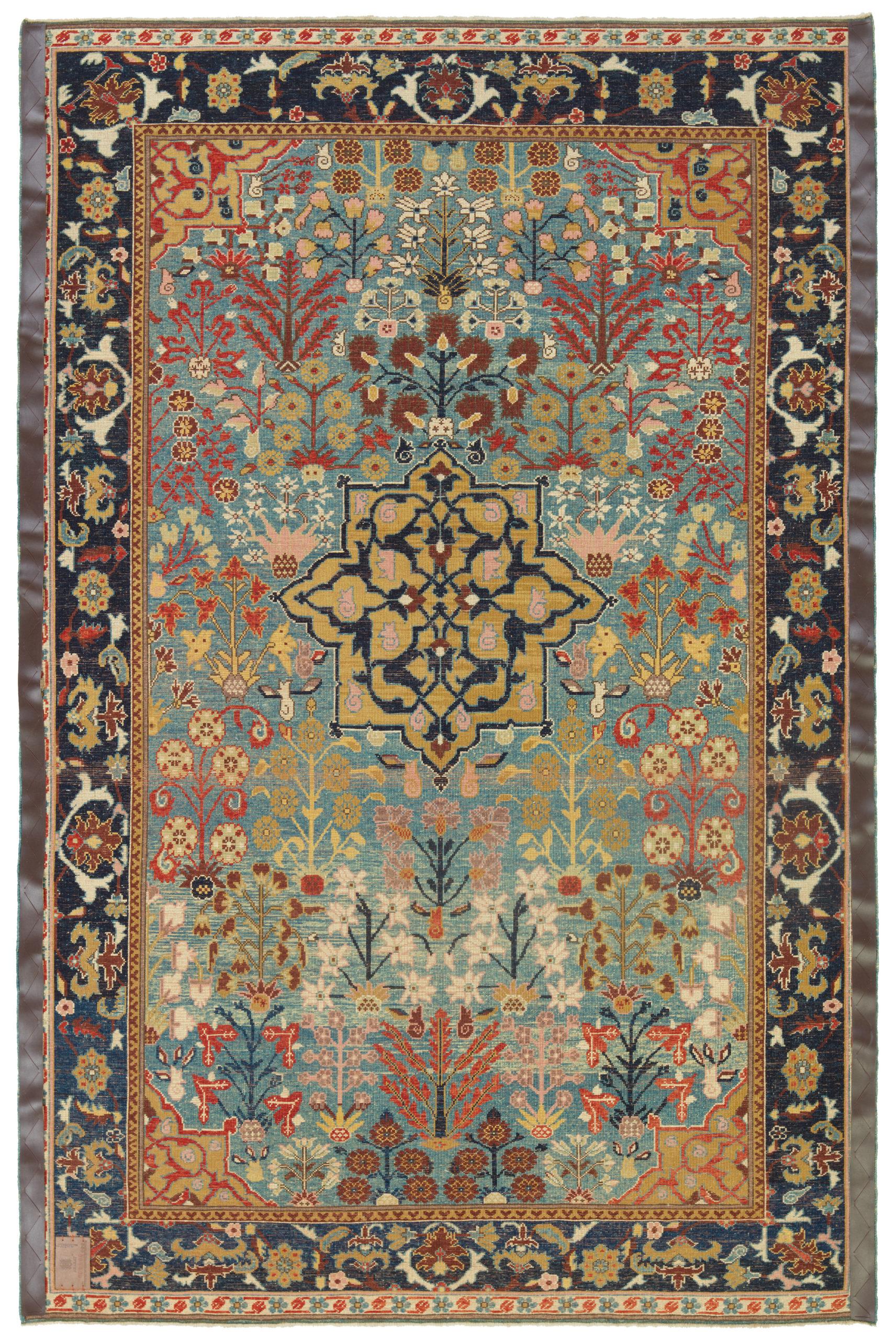 The design source of the carpet comes from the book How to Read – Islamic Carpets, Walter B. Denny, The Metropolitan Museum of Art, New York 2014 fig.18. This is a vase-technique with a stellate central medallion carpet design 17th century from