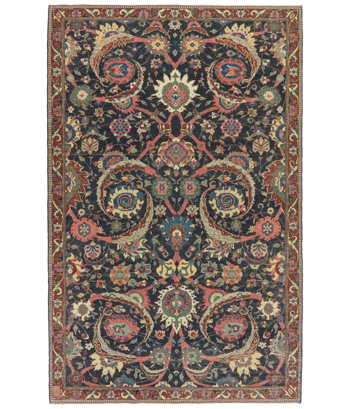 Presentamos la exquisita alfombra técnica de jarrón Kerman de Ararat Rugs, una magistral recuperación de las famosas alfombras de hoz del siglo XVI, como la que se conserva en el Museo Gulbenkian de Lisboa. Esta pieza artesanal capta la esencia del