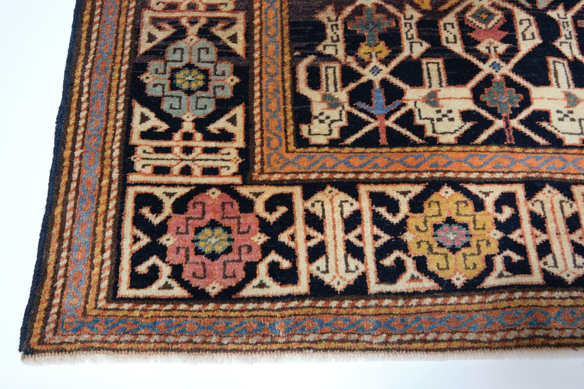 Die Quelle des Teppichs stammt aus dem Buch How to Read - Islamic Carpets, Walter B. Denny, The Metropolitan Museum of Art, New York 2014 Abb.87. Dies ist ein Hausteppich, ein Dorfteppich und eine Nomadenweberei aus dem späten 19. Jahrhundert in der