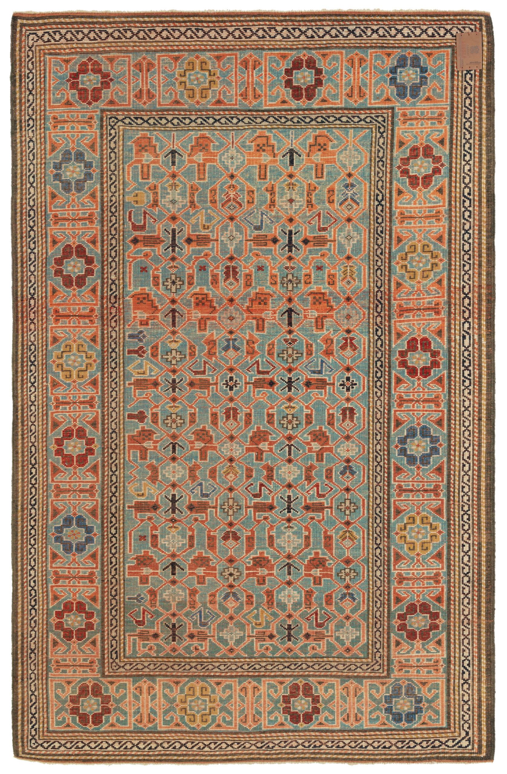 Die Designquelle des Teppichs stammt aus dem Buch How to Read - Islamic Carpets, Walter B. Denny, The Metropolitan Museum of Art, New York 2014 fig.87. Dies ist ein Hausteppich, ein Dorfteppich und eine Nomadenweberei aus dem späten 19. Jahrhundert