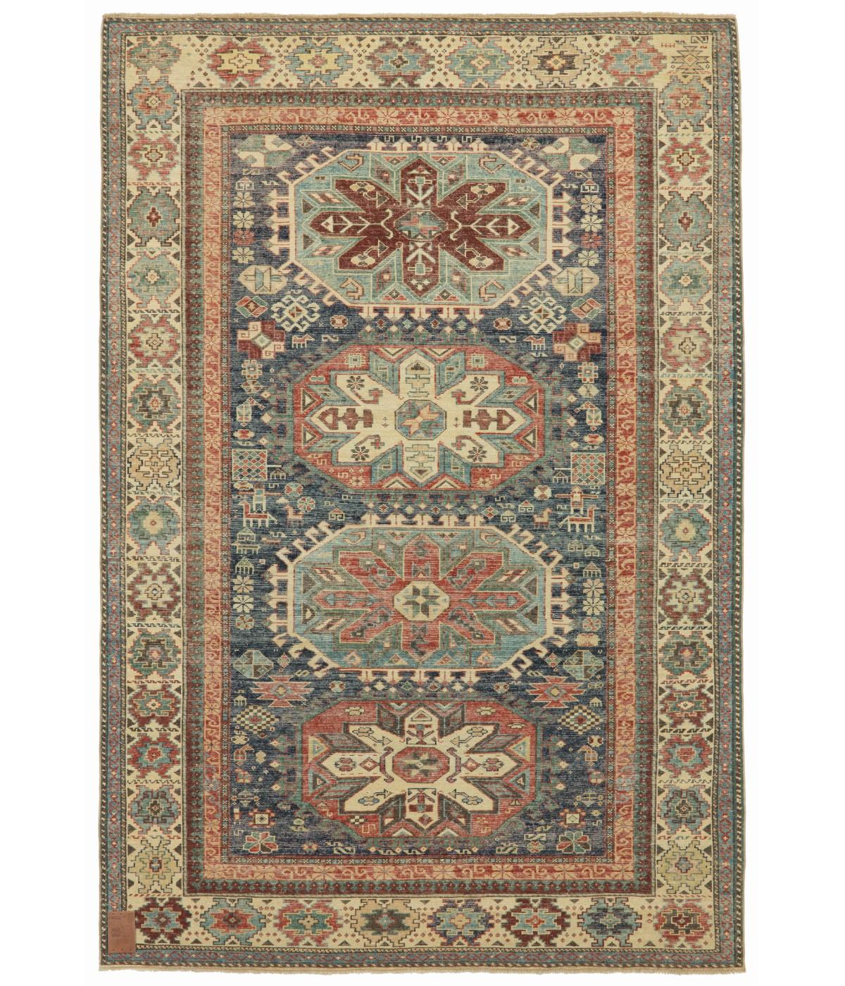 La fonte del disegno del tappeto proviene dal libro Oriental Rugs Volume 1 Caucasian, Ian Bennetts, Oriental Textile Press, Aberdeen 1993, nr.306. Si tratta di un insolito tappeto a medaglione ottagonale uncinato risalente al XIX secolo, nella