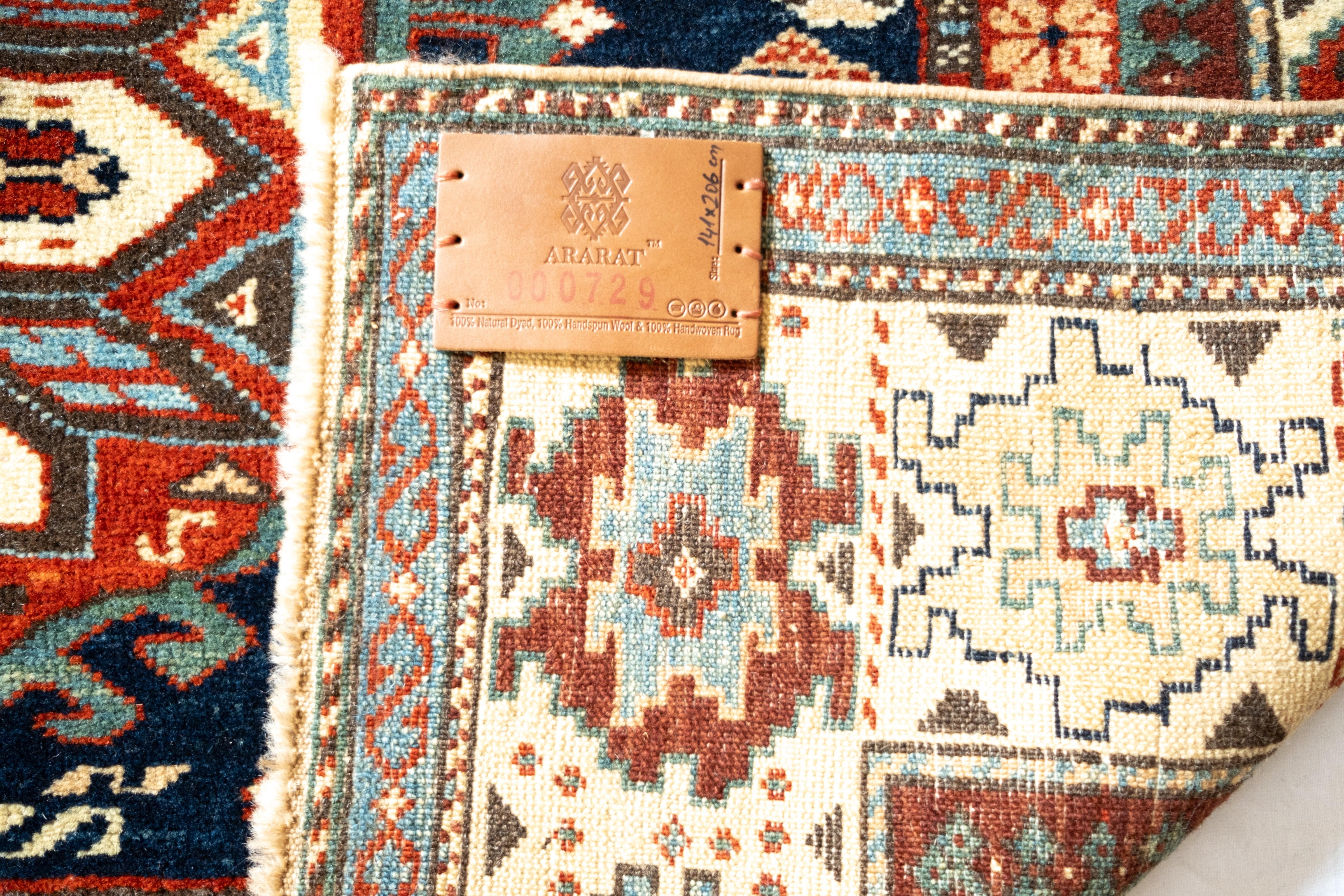 Revival Ararat Rugs Tappeto Kuba con medaglioni ottagonali Tappeto caucasico a tintura naturale in vendita