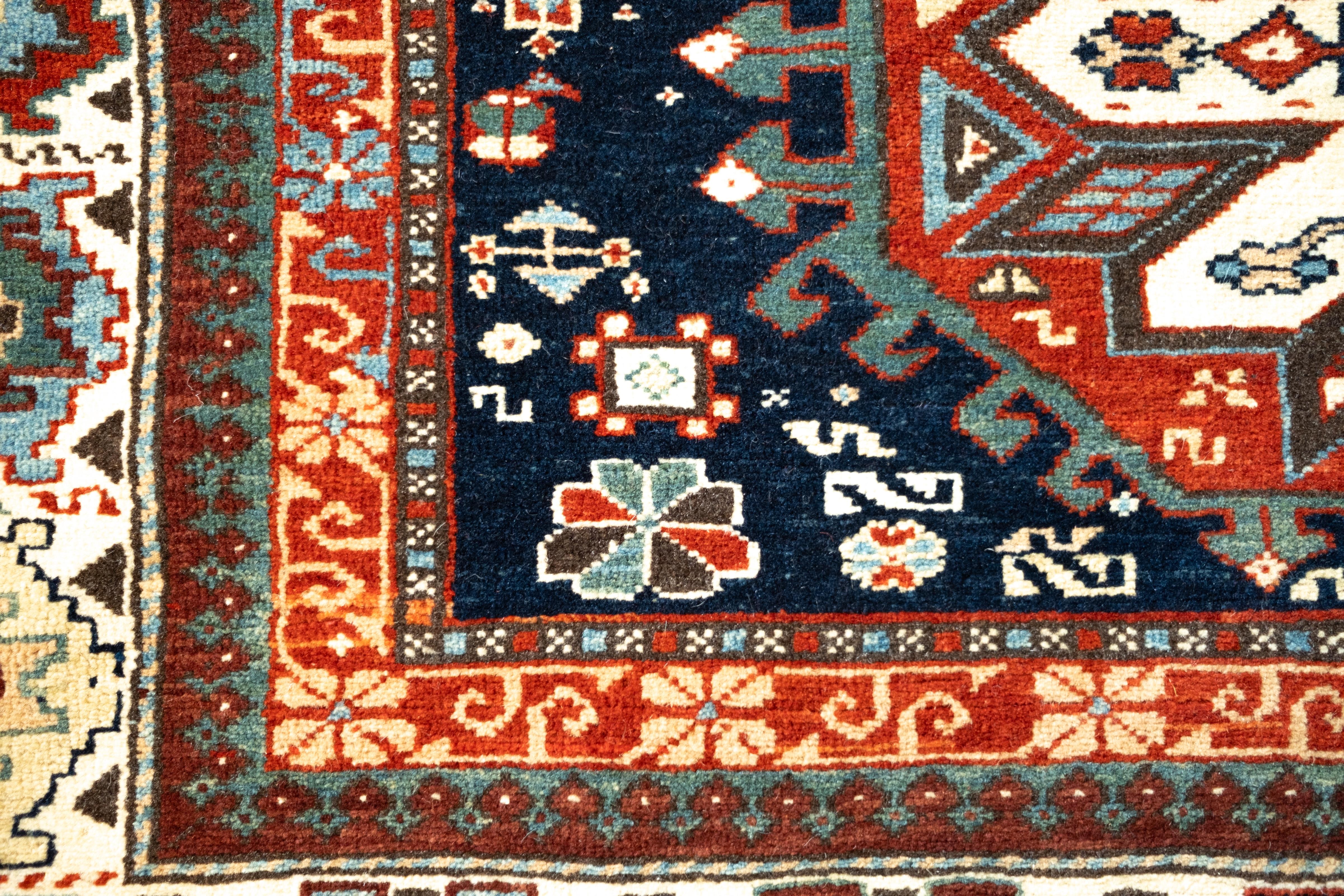 XXI secolo e contemporaneo Ararat Rugs Tappeto Kuba con medaglioni ottagonali Tappeto caucasico a tintura naturale in vendita