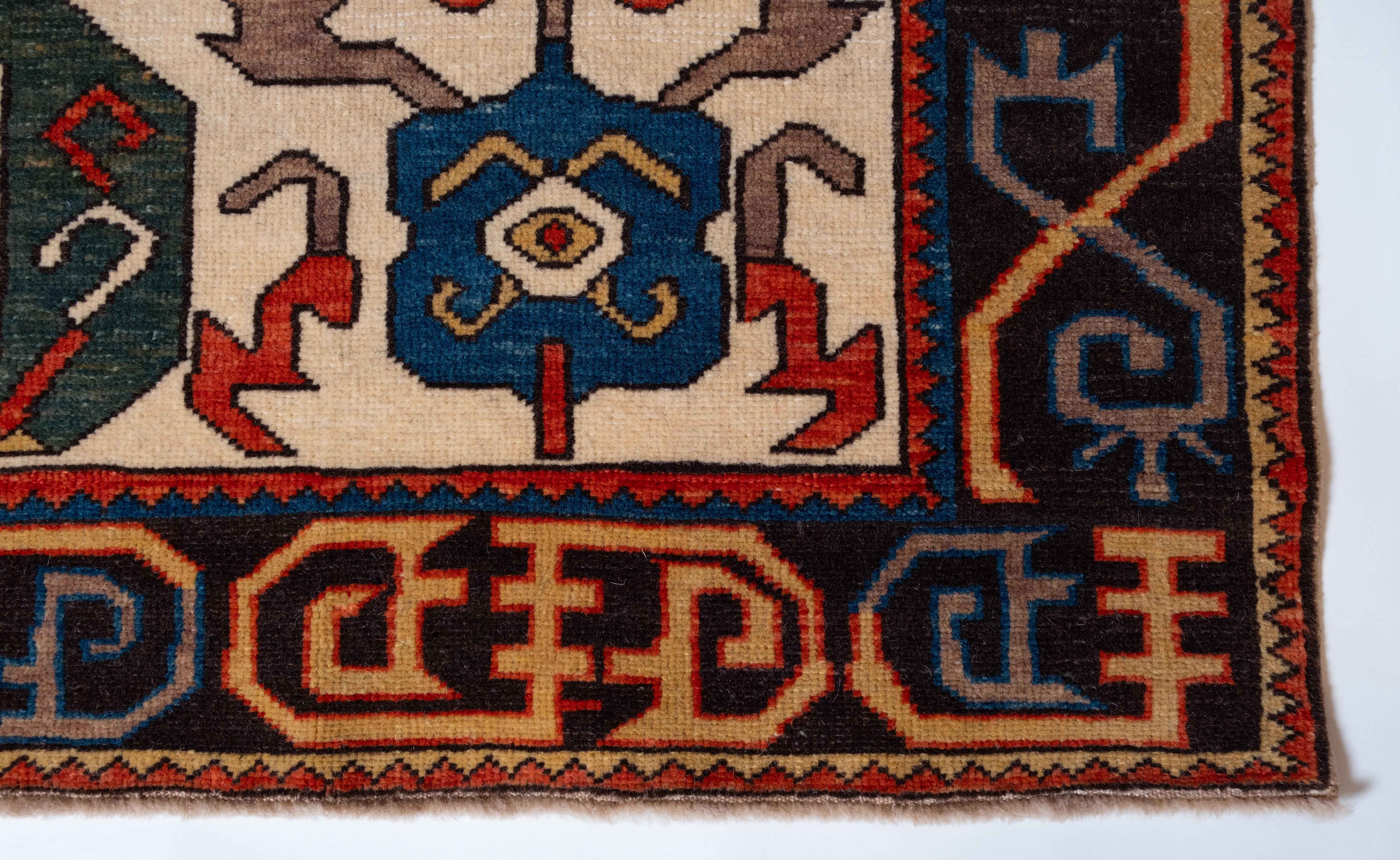 Dies ist ein Schirwan-Teppich mit aufsteigendem Palmetten- und Blumenmuster aus dem 19. Jahrhundert, Region Kuba, Ostkaukasus. Die Kuba-Teppiche dieser überwiegend gelbgrundigen Gruppe sind unter spezialisierten Sammlern bekannt und sehr begehrt.