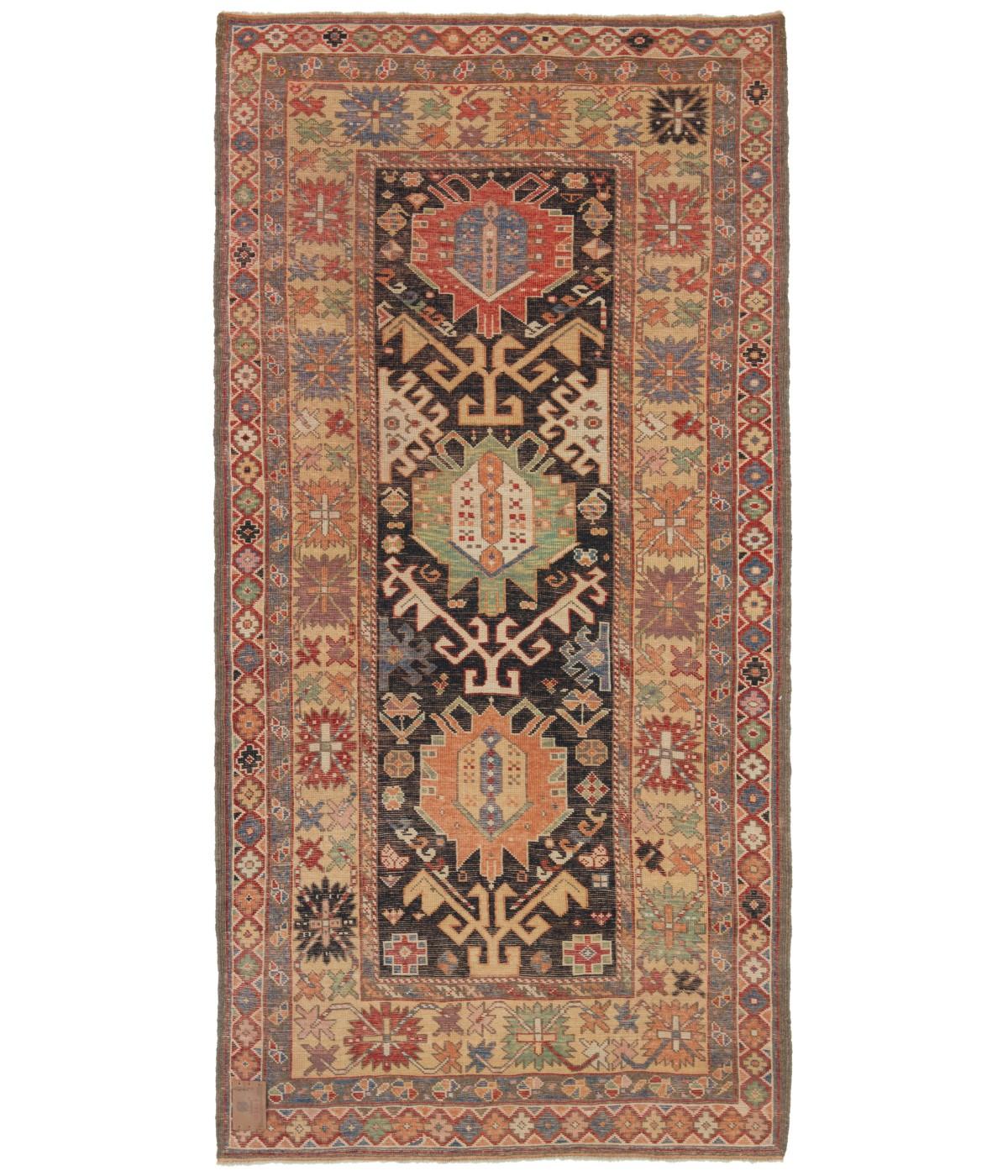 Die Quelle des Teppichs stammt aus dem Buch Oriental Rugs Volume 1 Caucasian, Ian Bennett, Oriental Textile Press, Aberdeen 1993, S. 244. Dies ist ein einzelner Teppich mit vertikalem Palmettenmuster aus dem frühen 19. Jahrhundert, Region Kuba,