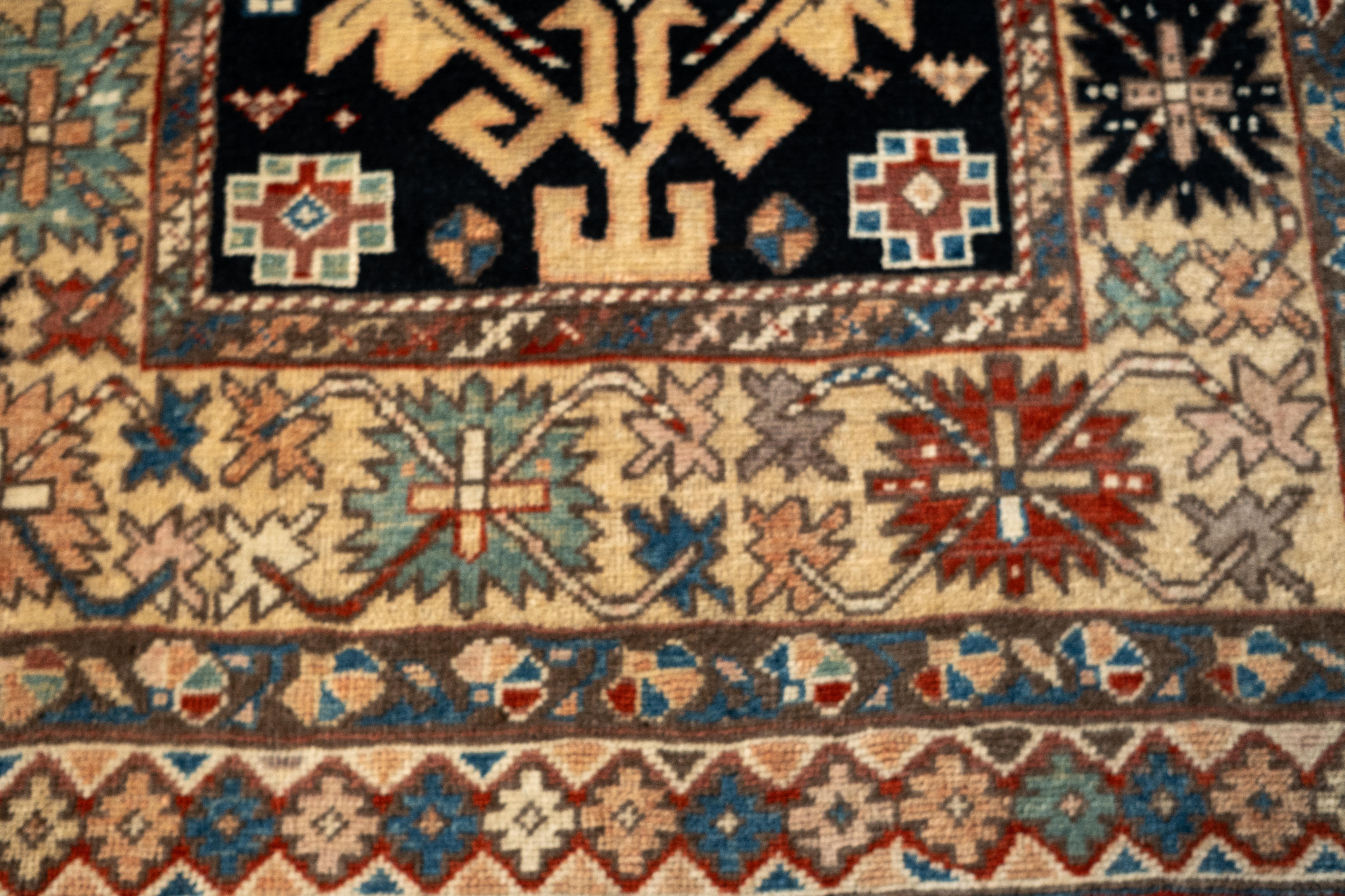 Ararat Rugs Kuba Teppich mit Palmetten Kaukasischer Teppich aus dem 19. Jh. Revival Teppich, natürlich gefärbt (Pflanzlich gefärbt) im Angebot