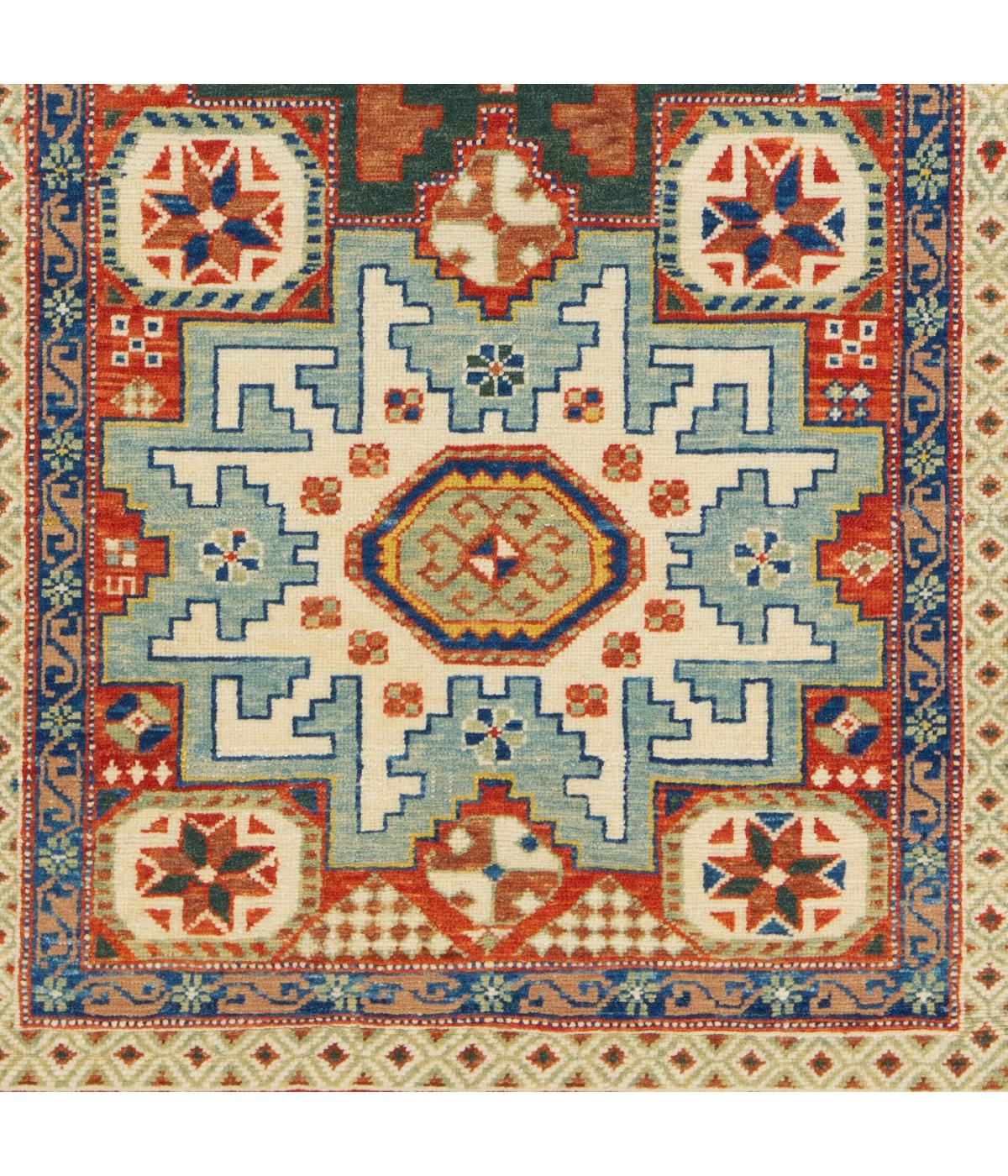 L'origine du tapis provient du livre Tapis du Caucase - Rugs of the Caucasus, Ian Bennett & Aziz Bassoul, The Nicholas Sursock Museum, Beyrouth, Liban 2003, nr.91 et Oriental Rugs Volume 1 Caucasian, Ian Bennett, Oriental Textile Press, Aberdeen
