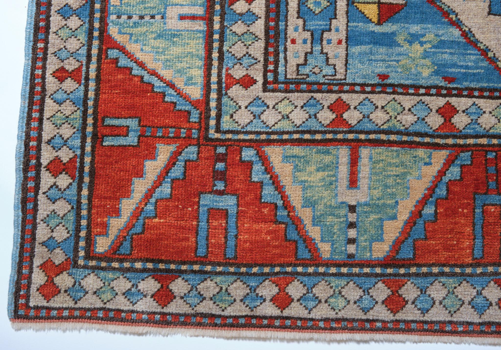 Die Quelle des Teppichs stammt aus dem Buch Oriental Rugs Volume 1 Caucasian, Ian Bennett, Oriental Textile Press, Aberdeen 1993, S. 24. Dies ist ein Medaillonteppich aus dem späten 19. Jahrhundert, Region Lori-Pambak, Kaukasusgebiet. Lori-Pambak,